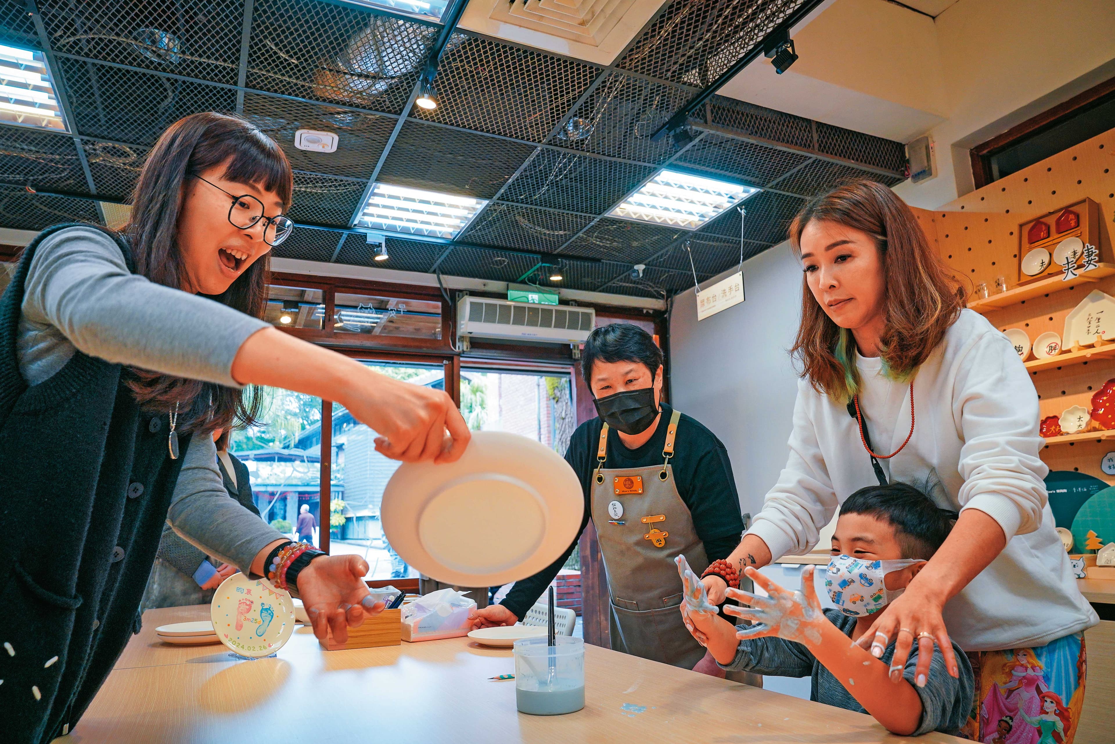 樂陶陶在宜蘭傳藝中心首開體驗店門市,吸引不少親子客報名製作拓印盤。