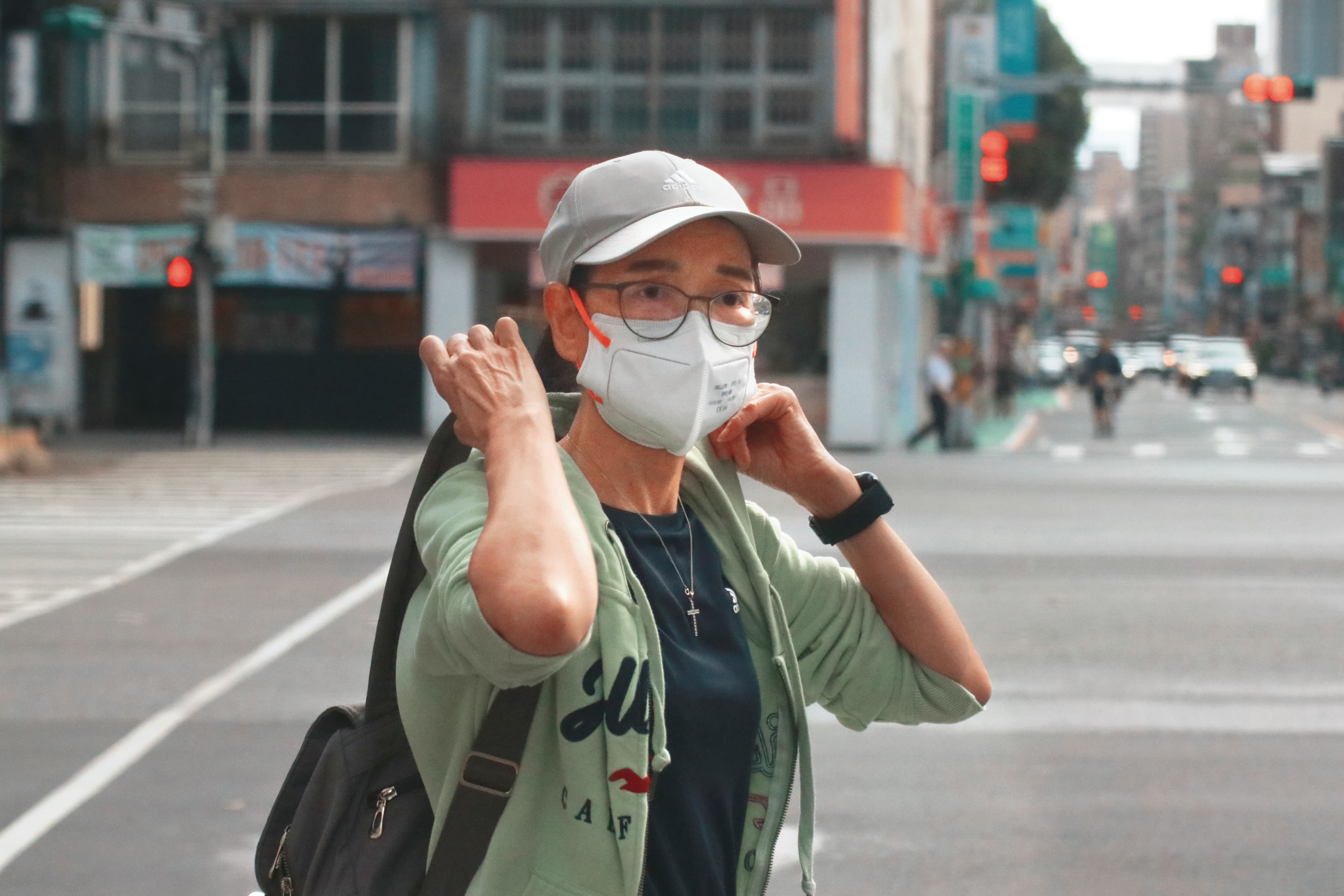 凱思國際負責人李麗娟(圖)是安親班老師,出門多戴棒球帽及口罩,檢調懷疑她是黃國昌的人頭,全面清查相關金流。