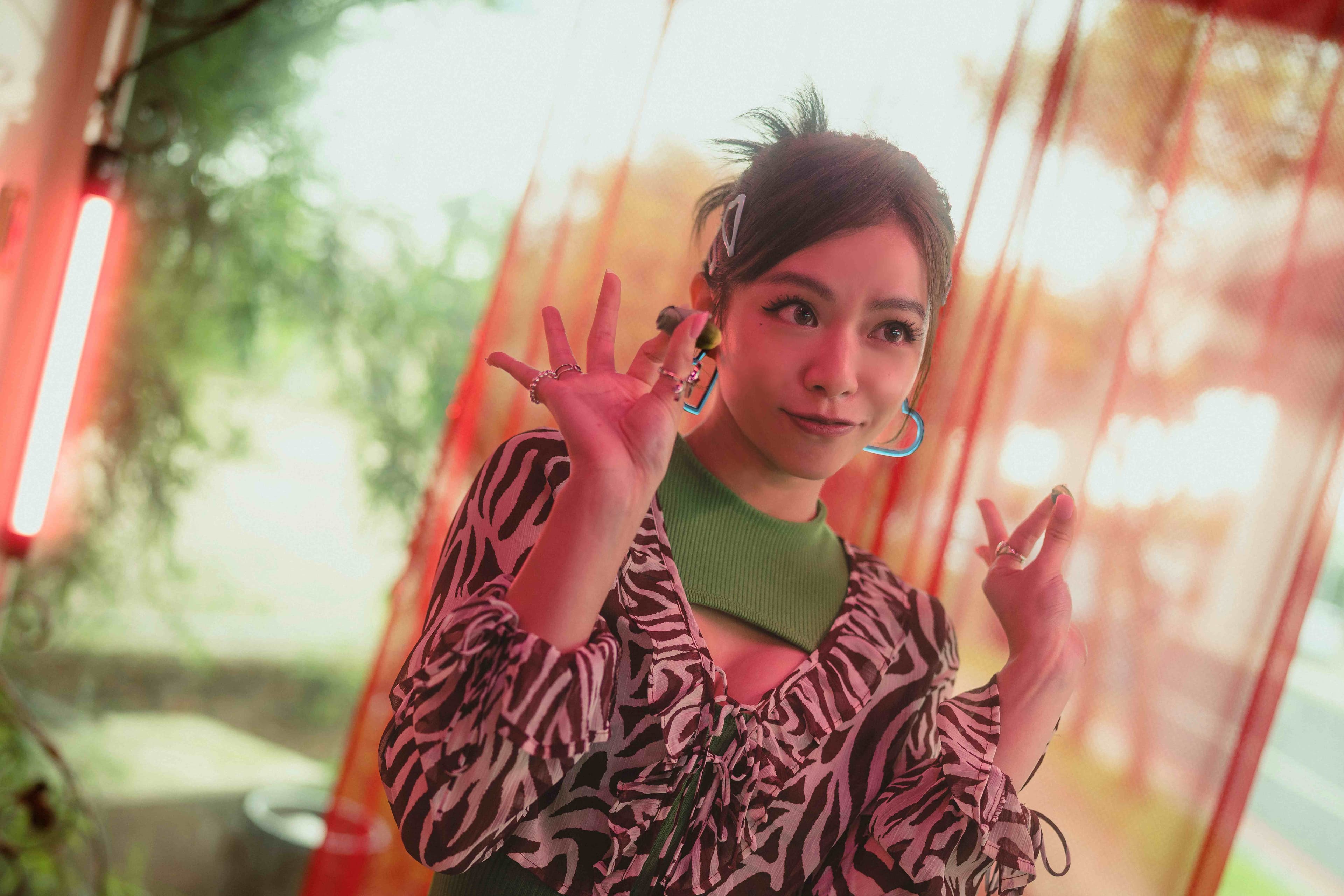 宋芸樺在影集《太太太厲害》裡飾演臥底小特務 造型多變可愛(鹿路電影提供)