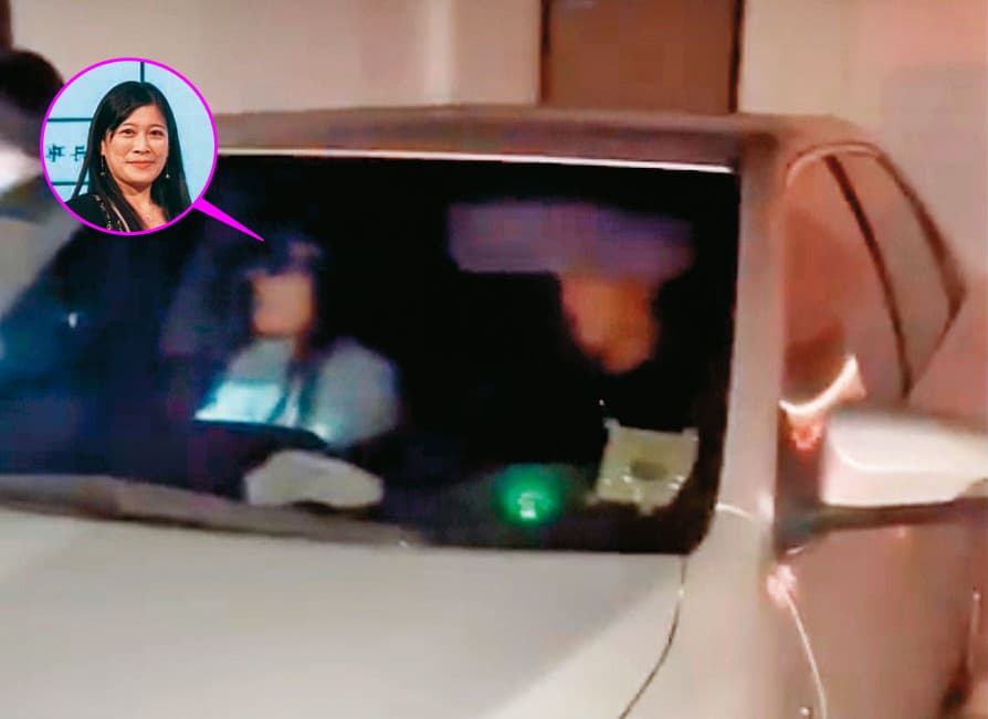 面對林妻與警方的詢問,黃靖容(左)與林男躲在摩鐵車庫內不肯下車說明。(讀者提供)