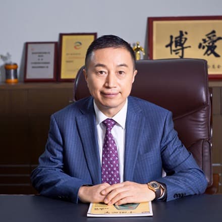 這名老年男的來頭也不小,被網友起底是「遠光軟件」董事長陳利浩。(翻自微博)