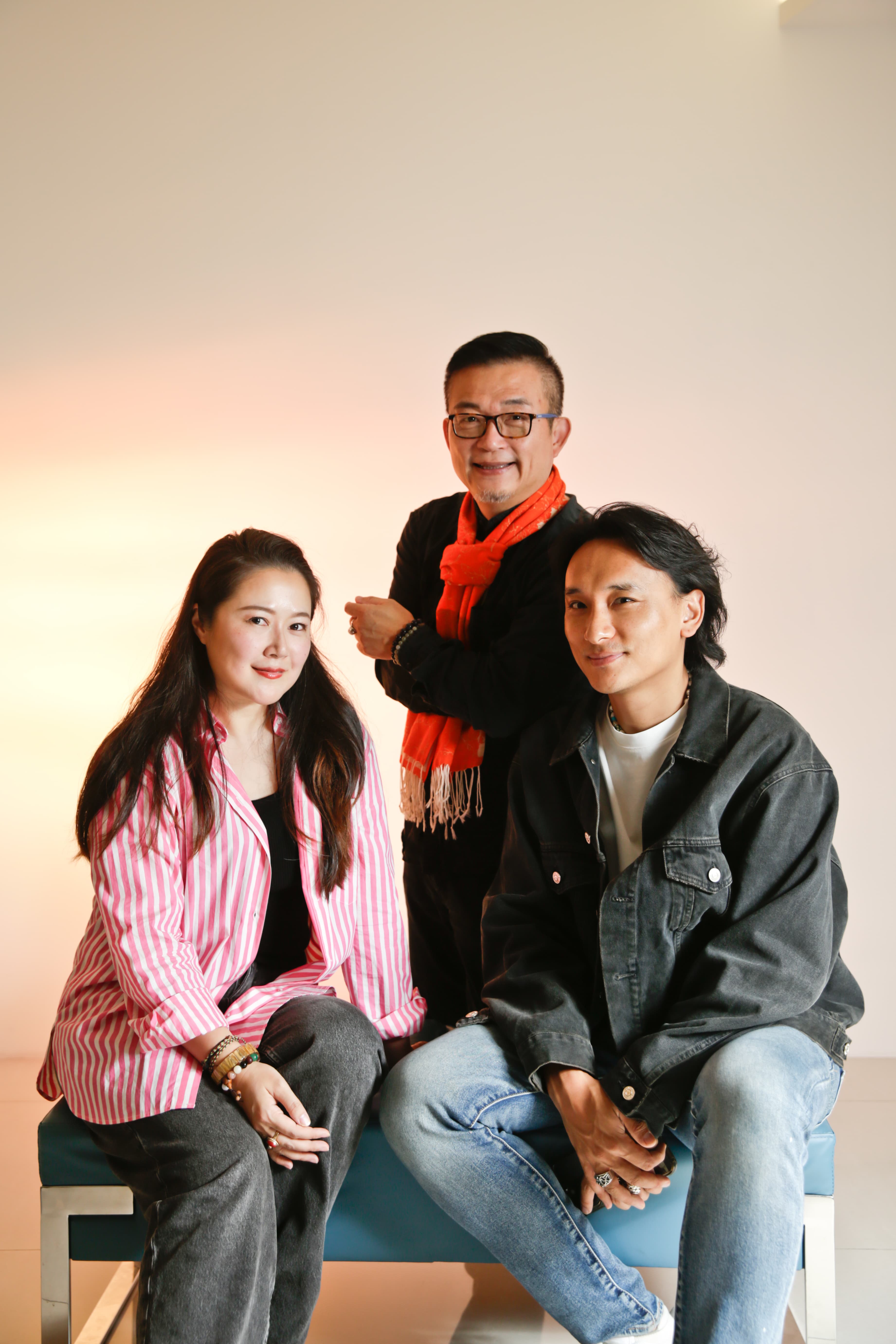 巴沃邱寧多傑(右)與製片妻子賴梵耘(左)婉拒投資方籌措過多經費,海鵬影業總經理姚經玉(中) 也認同他們的做法。