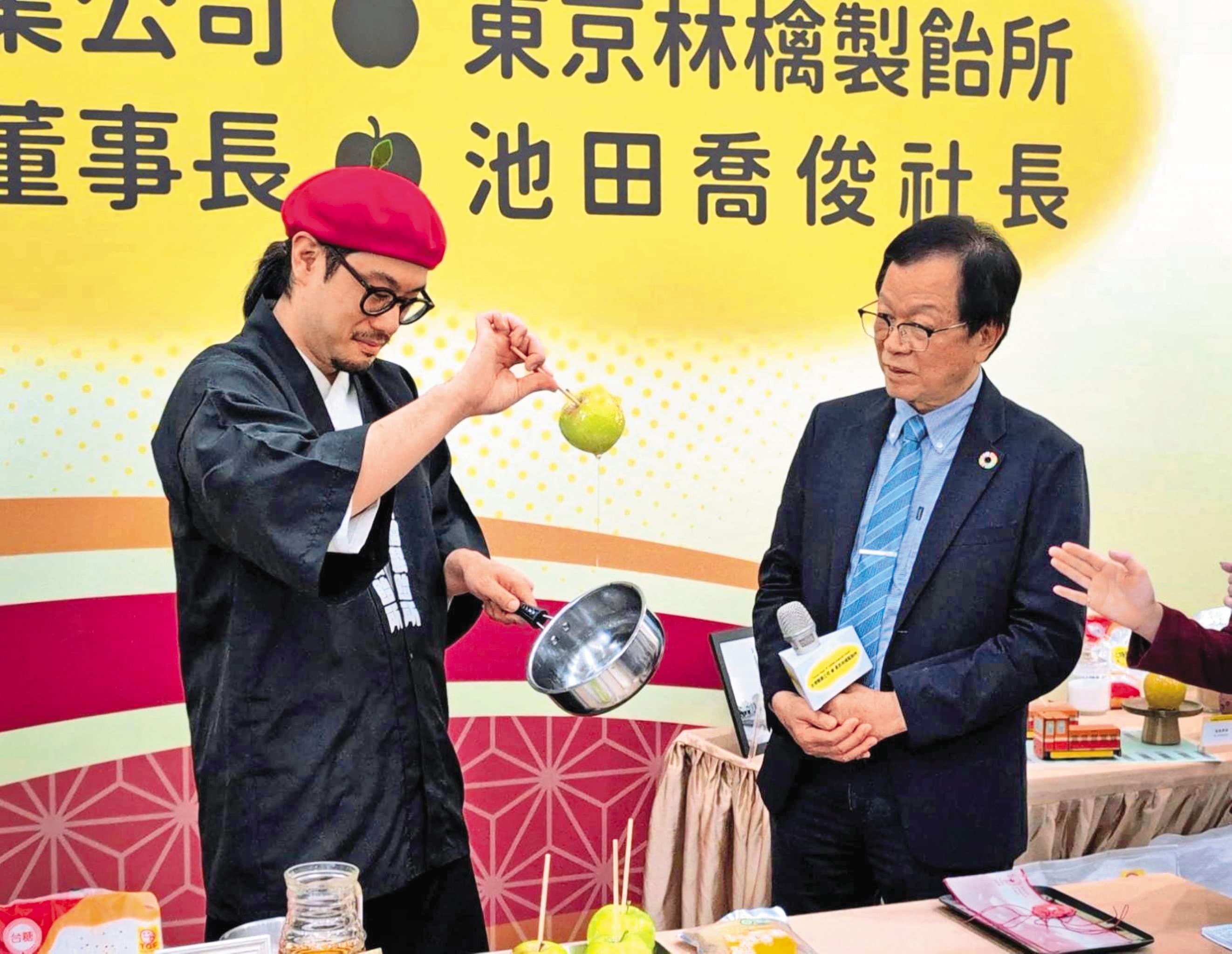 日本蘋果糖達人池田喬俊(左)去年受台糖邀請來台宣傳。(翻攝台糖官網)