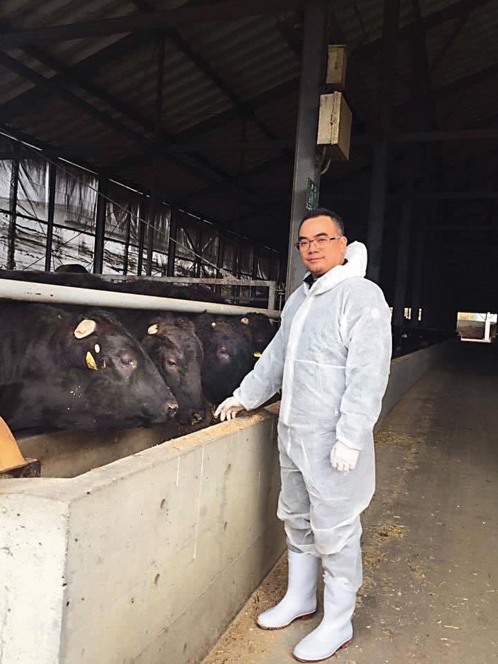 為確保引進肉品的品質,張維軒常常前往日本和牛牧場進行考察。(張維軒提供)