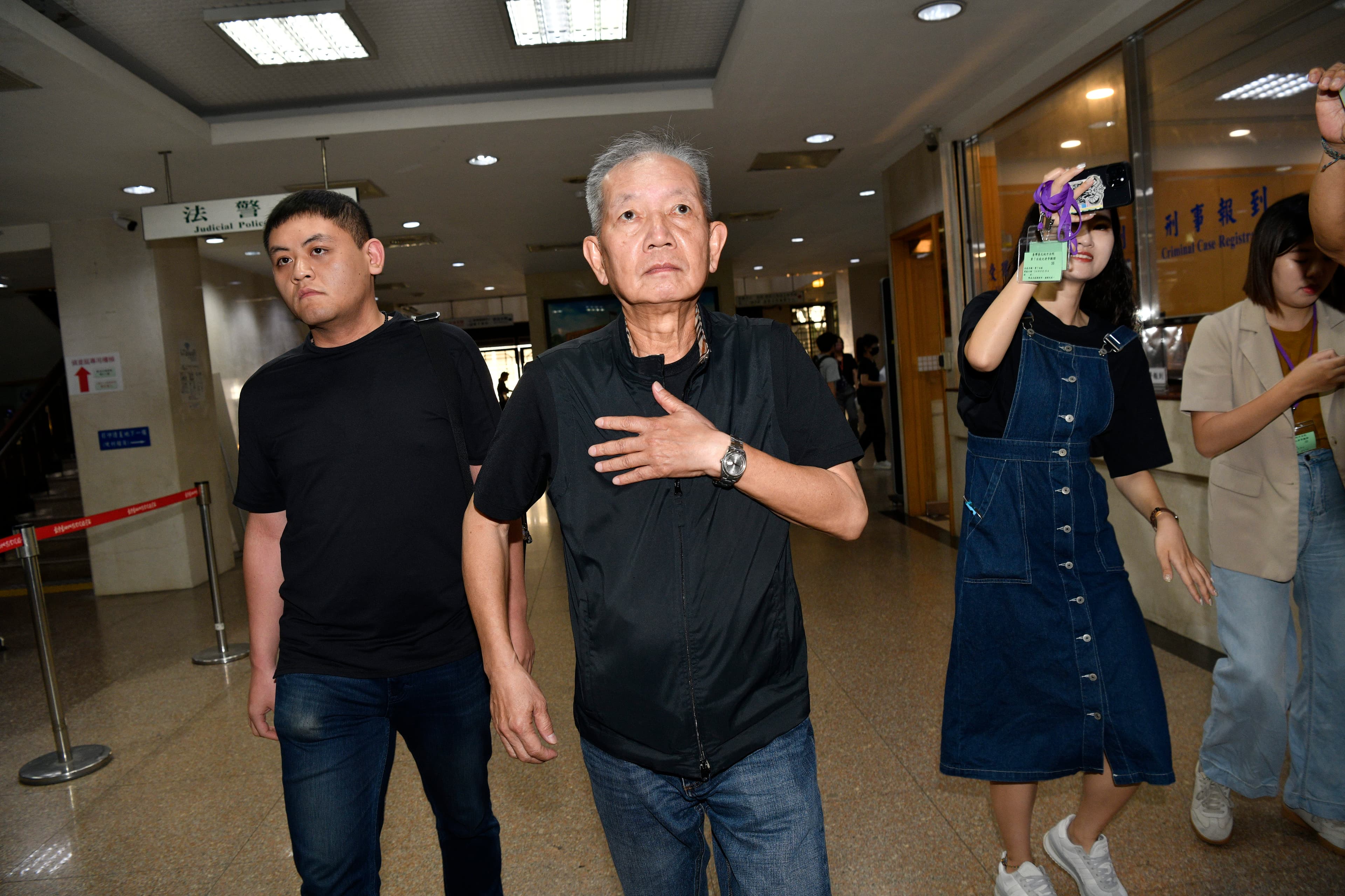 邱清章當年送300萬元到市長室,柯文哲踩著飛輪收下。(鏡報李智為)