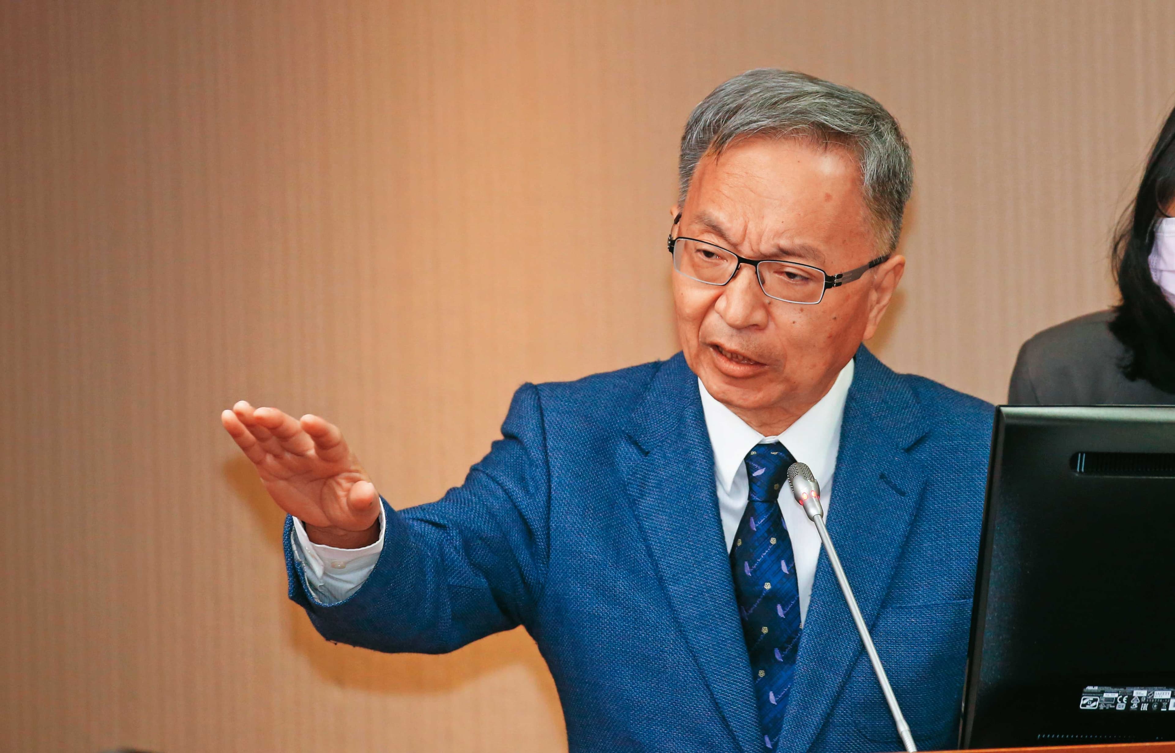 衛福部長薛瑞元致力推動長照政策,也不諱言有浮報等弊端需防堵。(賴智揚攝)