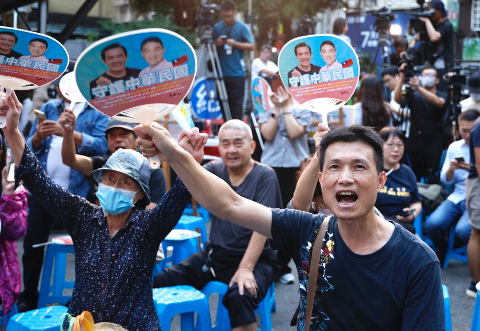 國民黨支持著大聲歡呼。