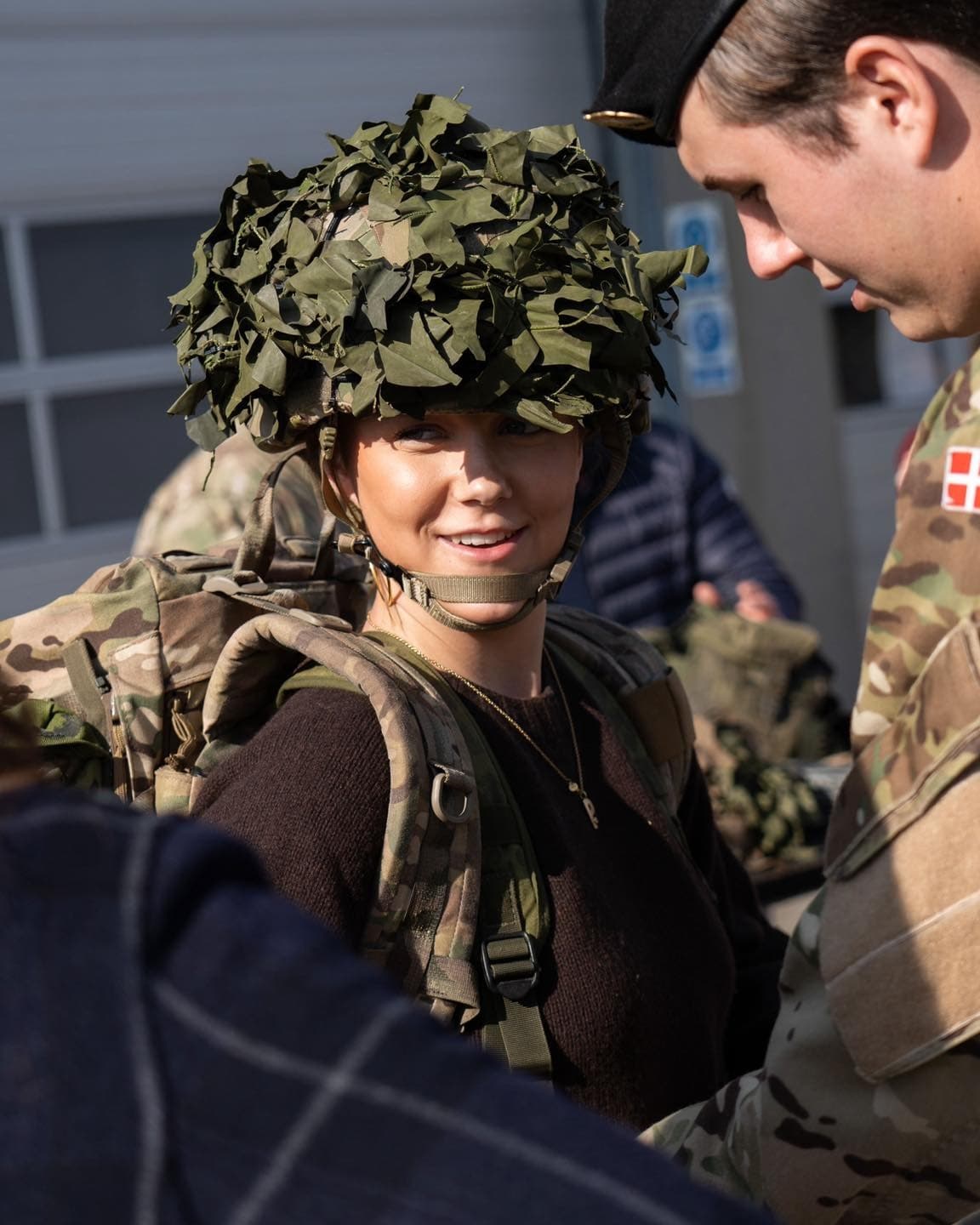 伊莎貝拉公主2025年3月曾到近衛驃騎兵團營區探訪王儲哥哥克里斯蒂安。(翻攝Det danske kongehus臉書)