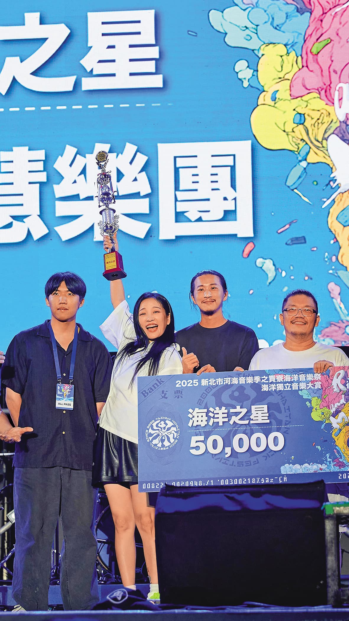 「卜星慧樂團」由主唱卜星慧(左二)領軍,成員包含吉他手董杰安(右二)、貝斯手髮哥(左一)、鼓手阿牛(右一),不時參加各大音樂活動。(翻攝自卜星慧IG)