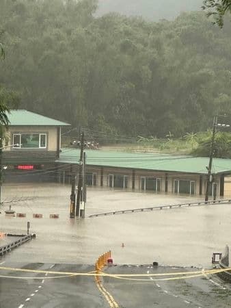 高雄田寮區「小滾水」地區,傳出淹水災情。(翻攝自臉書社團田寮魂田寮大小事)