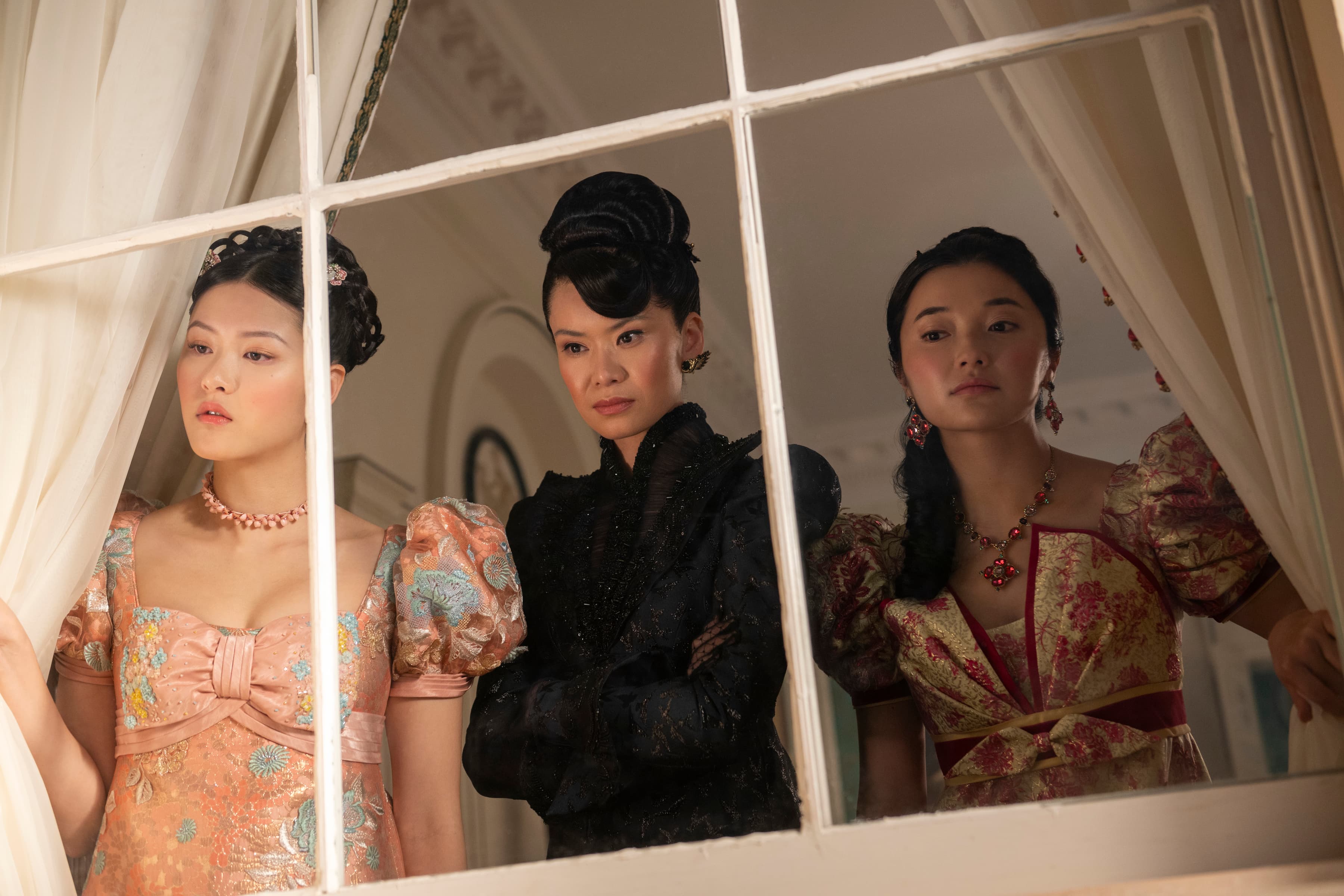 阿拉米塔岡(中)結過兩次婚、也喪夫兩次,還帶著兩個女兒,要在上流社會立足,當然想辦法給女兒找個有錢女婿。((Netflix提供)