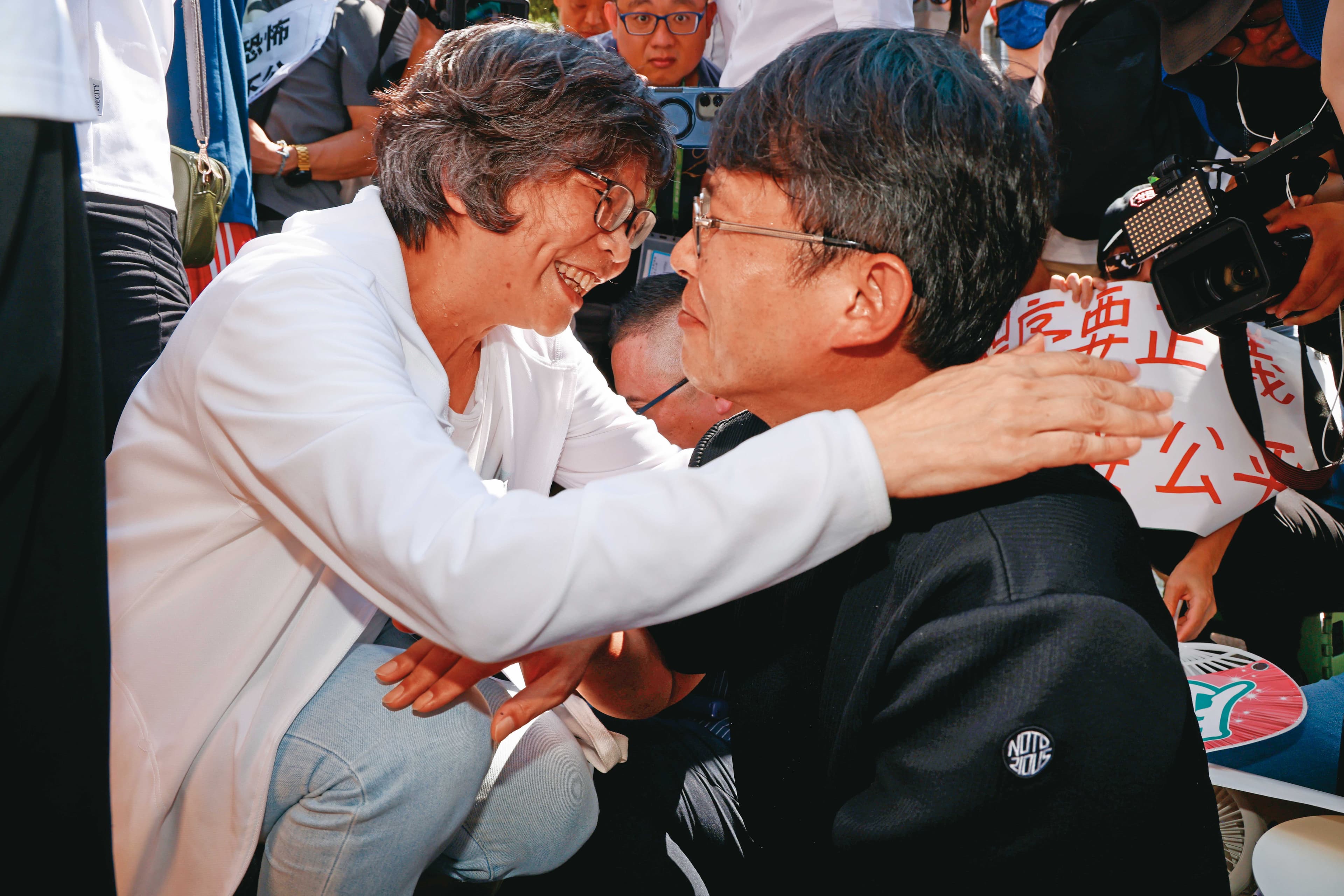 民眾黨創黨之母蔡壁如(左)與黃國昌(右)是黨內2大接任主席熱門人選。