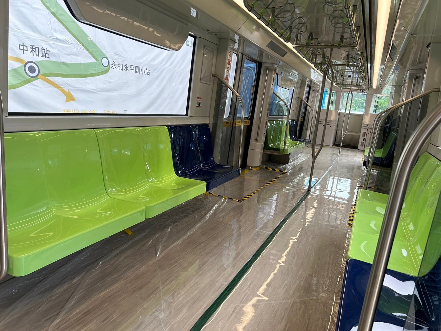 萬大線首列車車廂內部。(新北市捷運工程局提供)