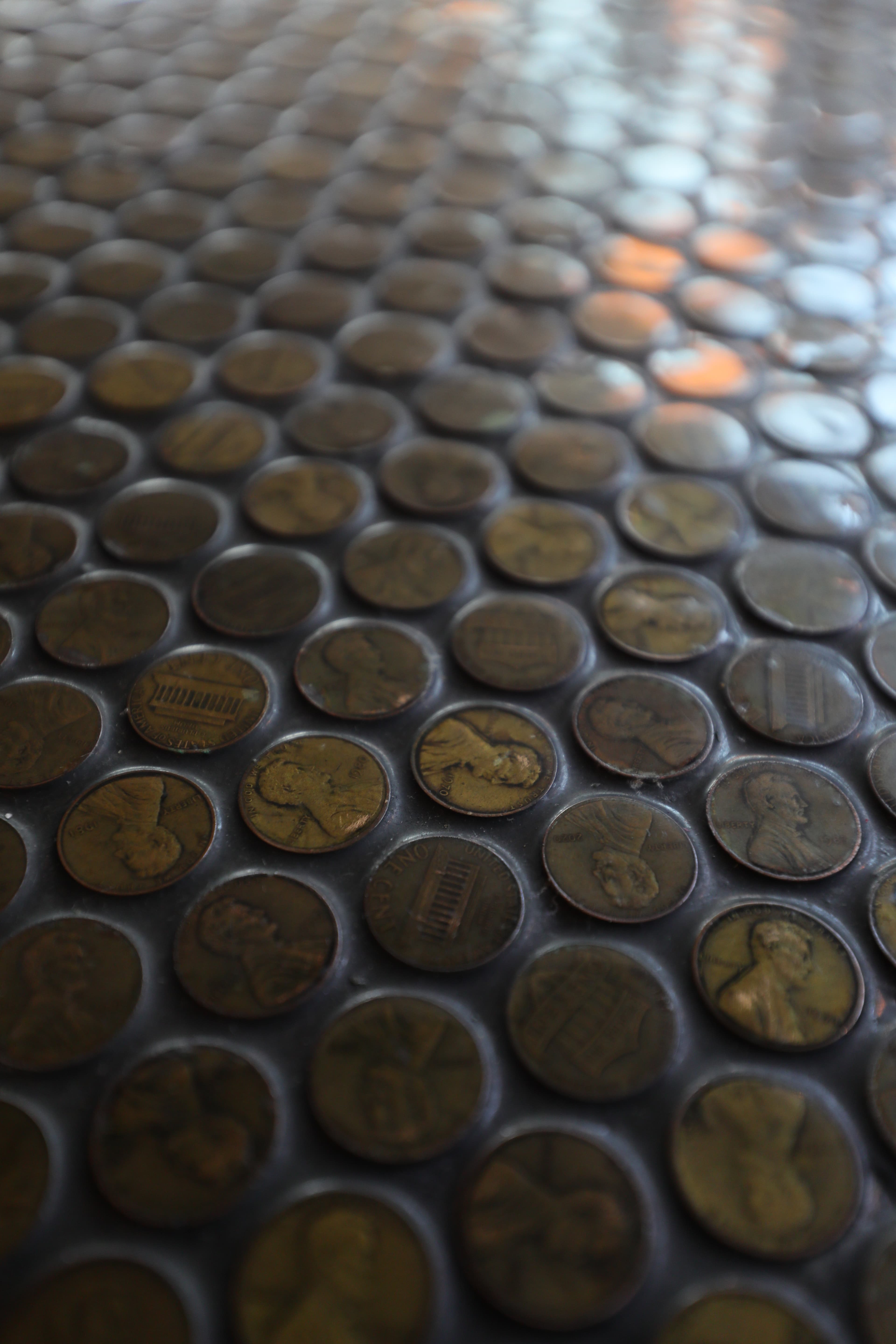 曼谷「The Standard Grill」的「便士地板(penny floors)」以美金一分錢鋪成。