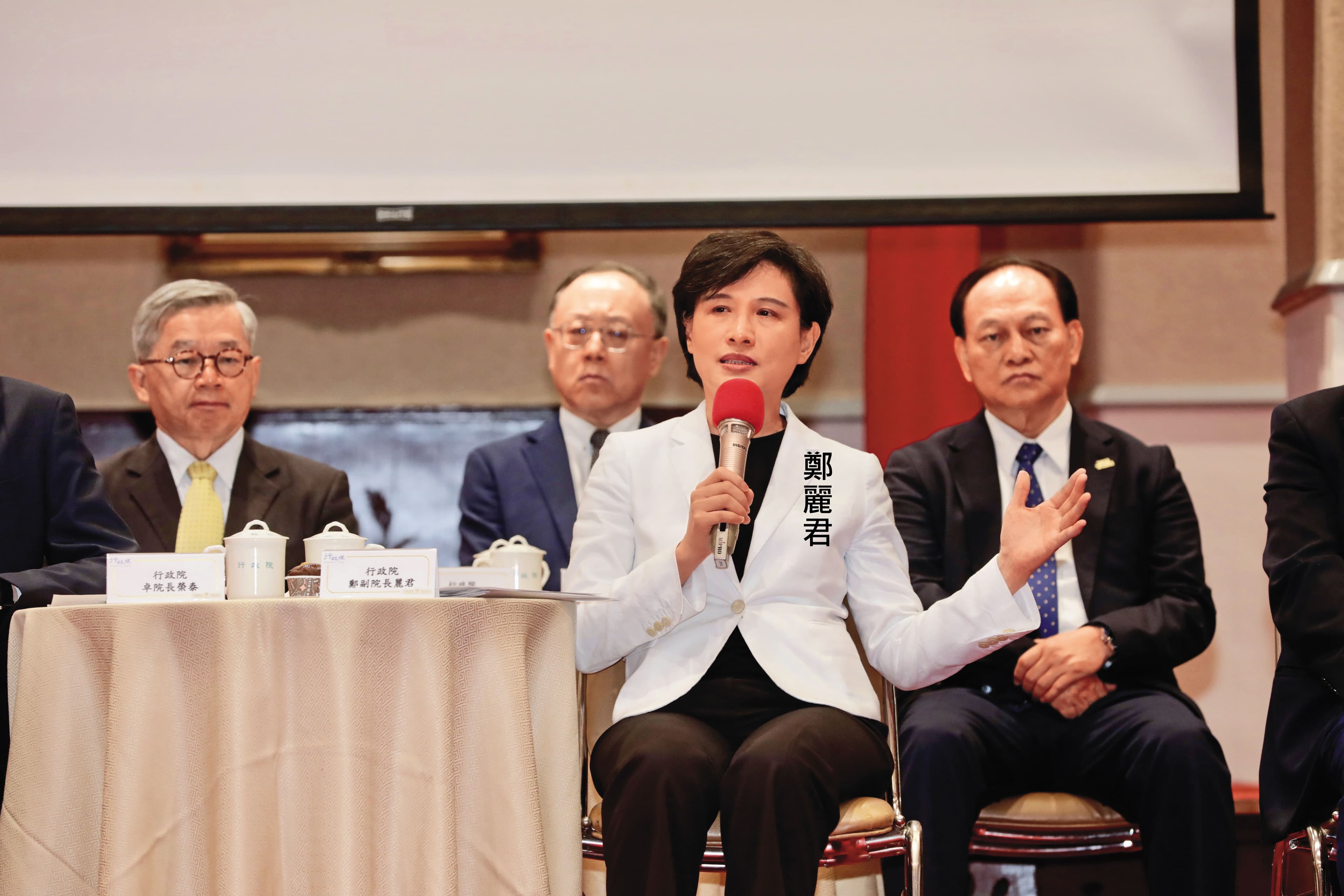 行政院副院長鄭麗君已多次率隊,赴美談判關稅。(鏡報林煒凱)