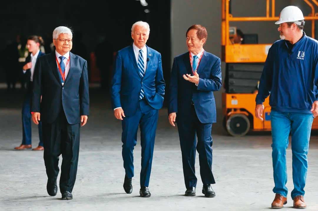台積電近年陸續到海外設廠,圖為美國總統拜登親自出席美國台積電進機儀式。(翻攝美國在台協會AIT臉書)