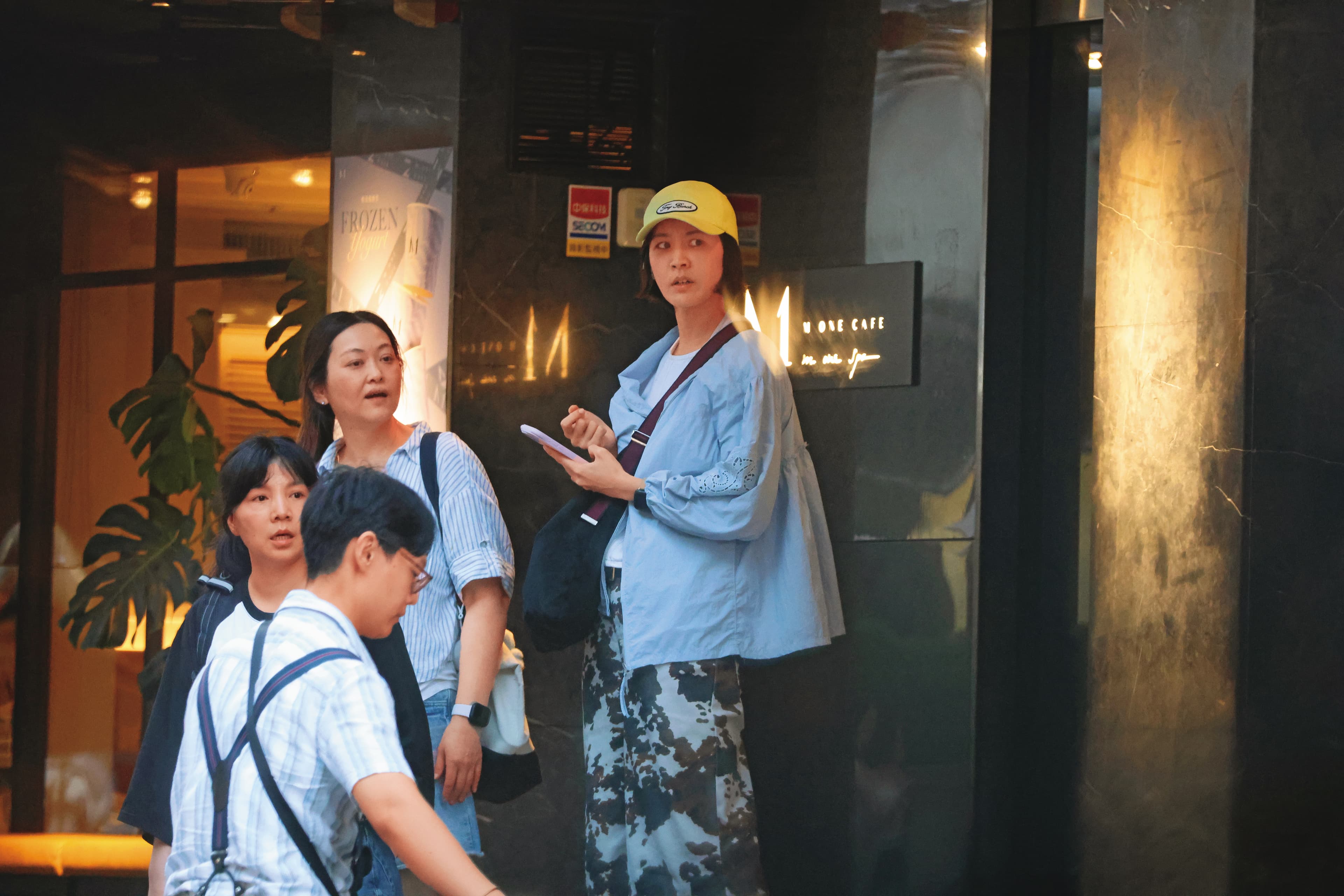 7/8,18:30,曾沛慈(右)與2位友人喝咖啡4小時後,3人才一起離開餐廳。