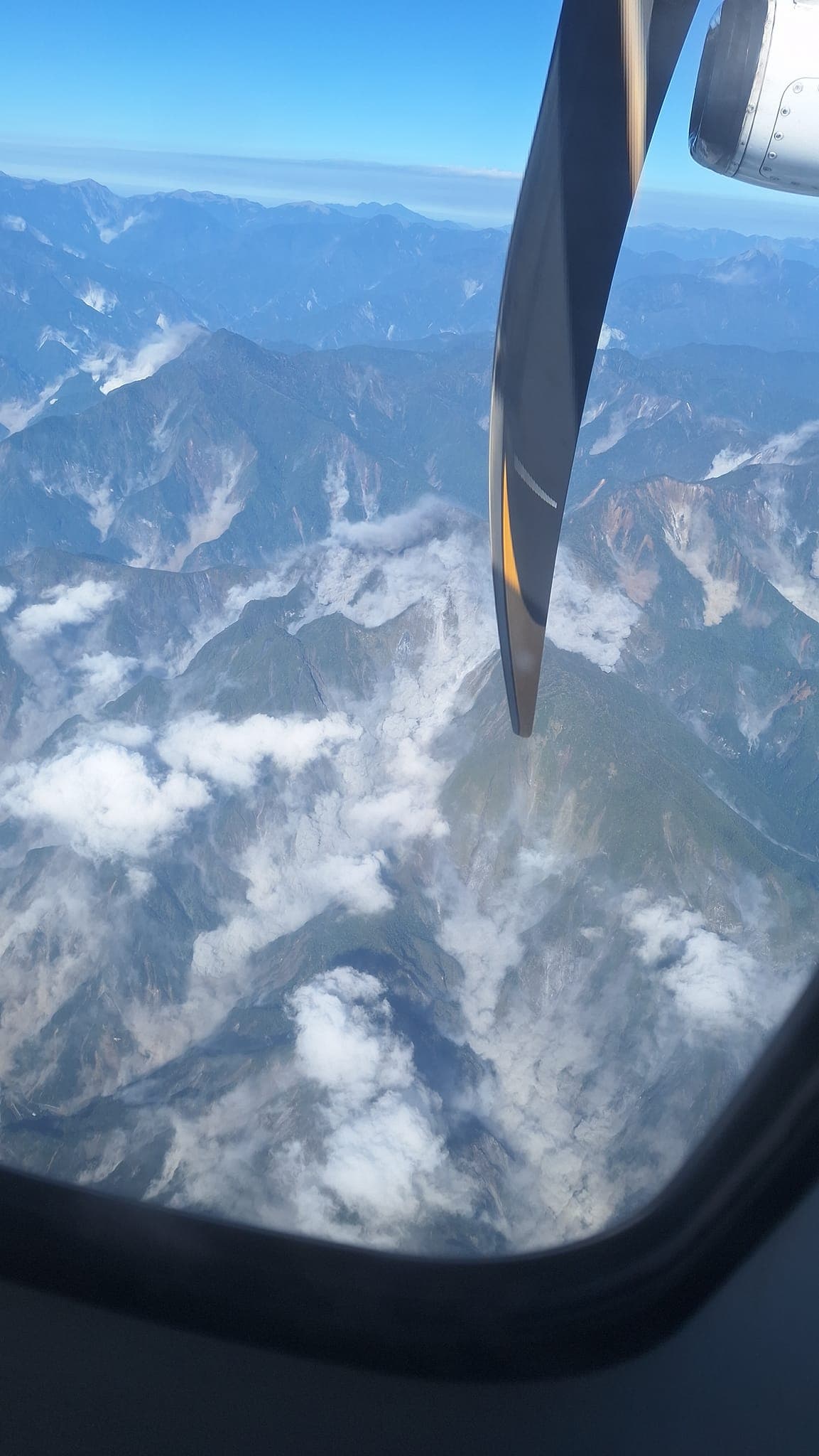 3日上午地震當下,一位在空中的旅客拍攝下方山群山崩的瞬間,畫面引起網友熱議。(翻攝自臉書社團「爆料公社」)