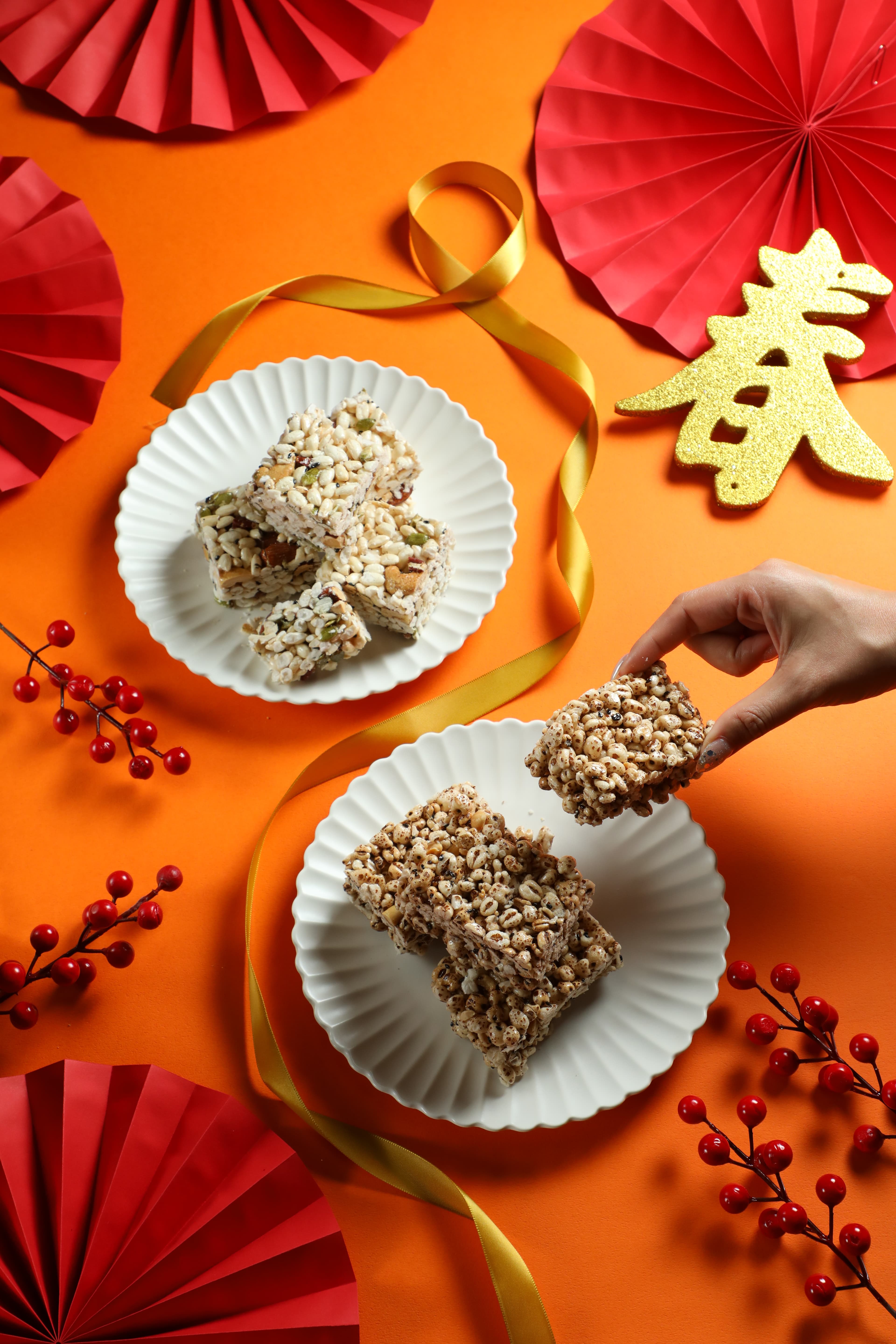 「展榮商號」手工爆米香系列的「全麥芝麻花生米香」(右,139元/包)與「超脆爆量堅果米香」(左,242元/包)。
