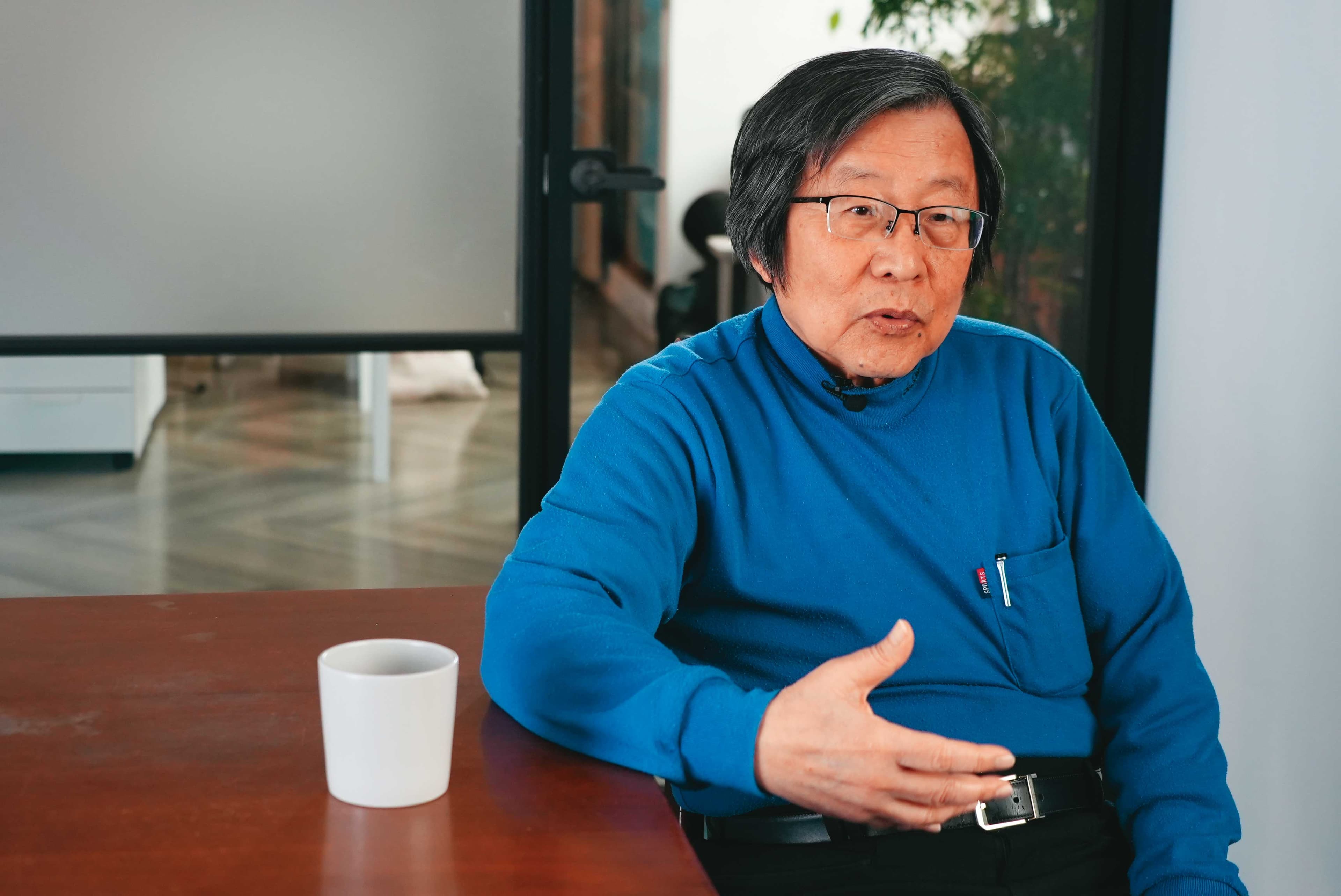 邱義仁(圖)接受紀錄片團隊專訪,回顧台灣過去幾任總統的表現。(翻攝《變局下的台灣》)