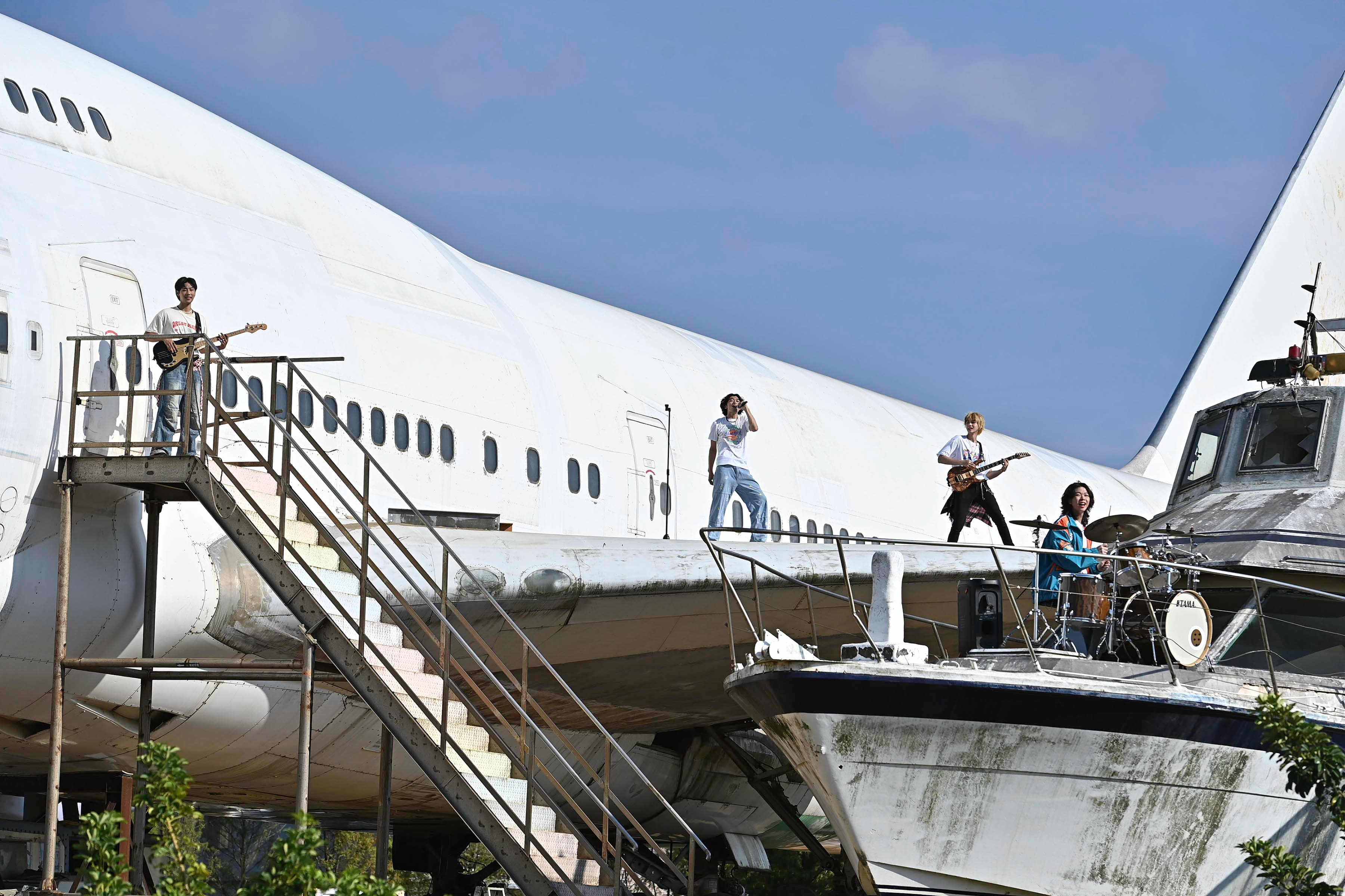 帕拉斯 PALLAS登雲梯登上五層樓高的退役巨無霸客機拍攝。(迷音樂提供)