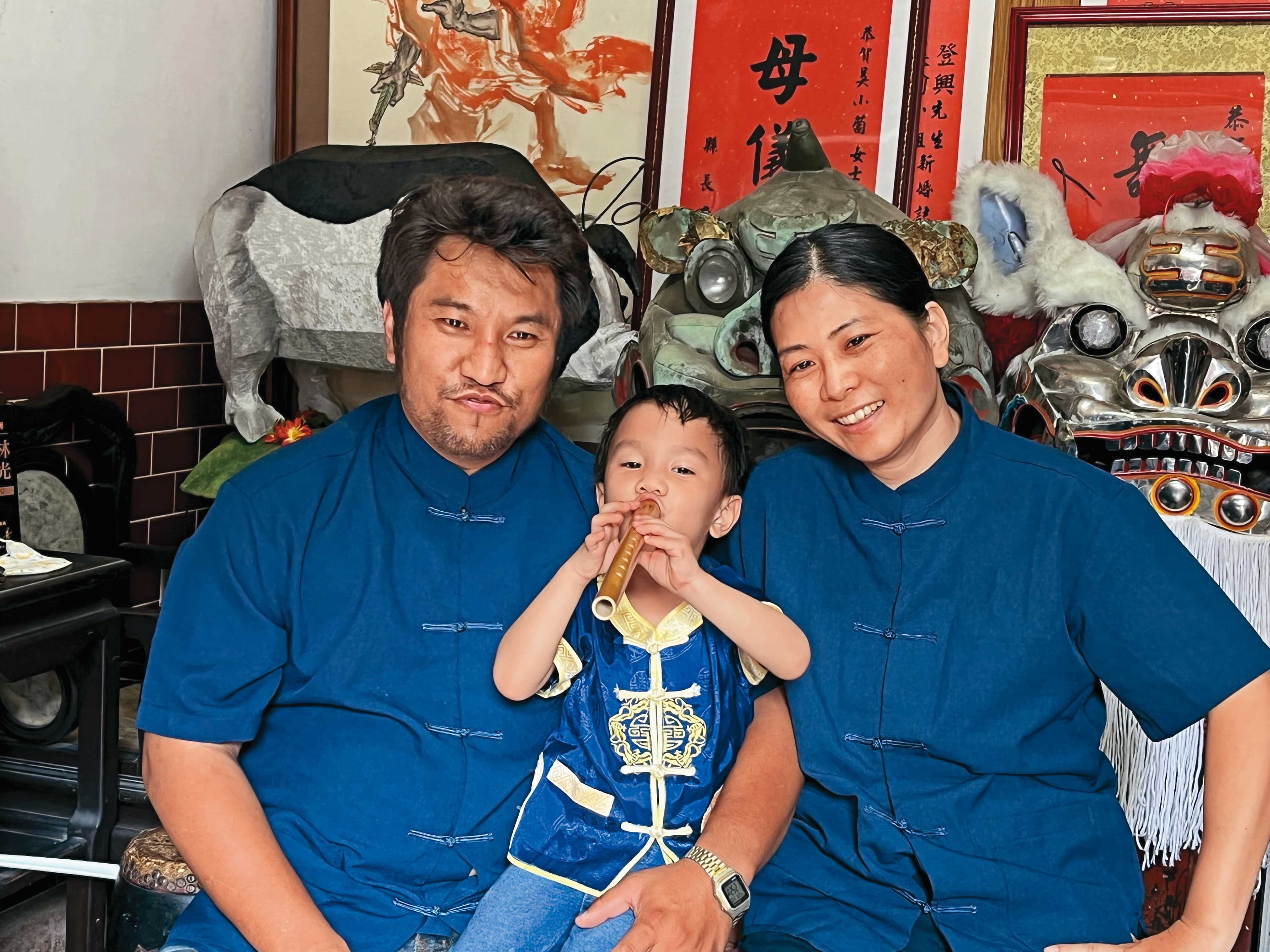 婚後吳登興和妻子陳美瑜一起推廣傳統技藝,兒子對傳統技藝也有濃厚興趣。