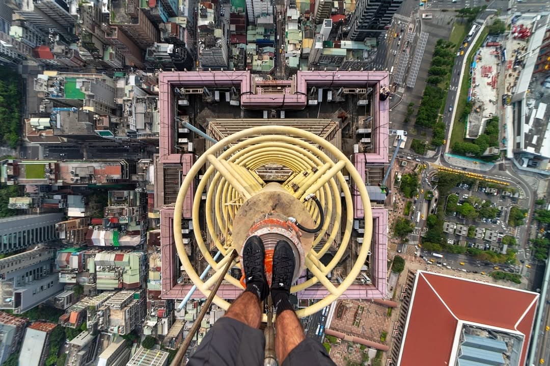 法國網紅「street_vision」登頂新光人壽摩天大樓,瞭望市區視野雖很美,但險象環生。(翻攝IG)