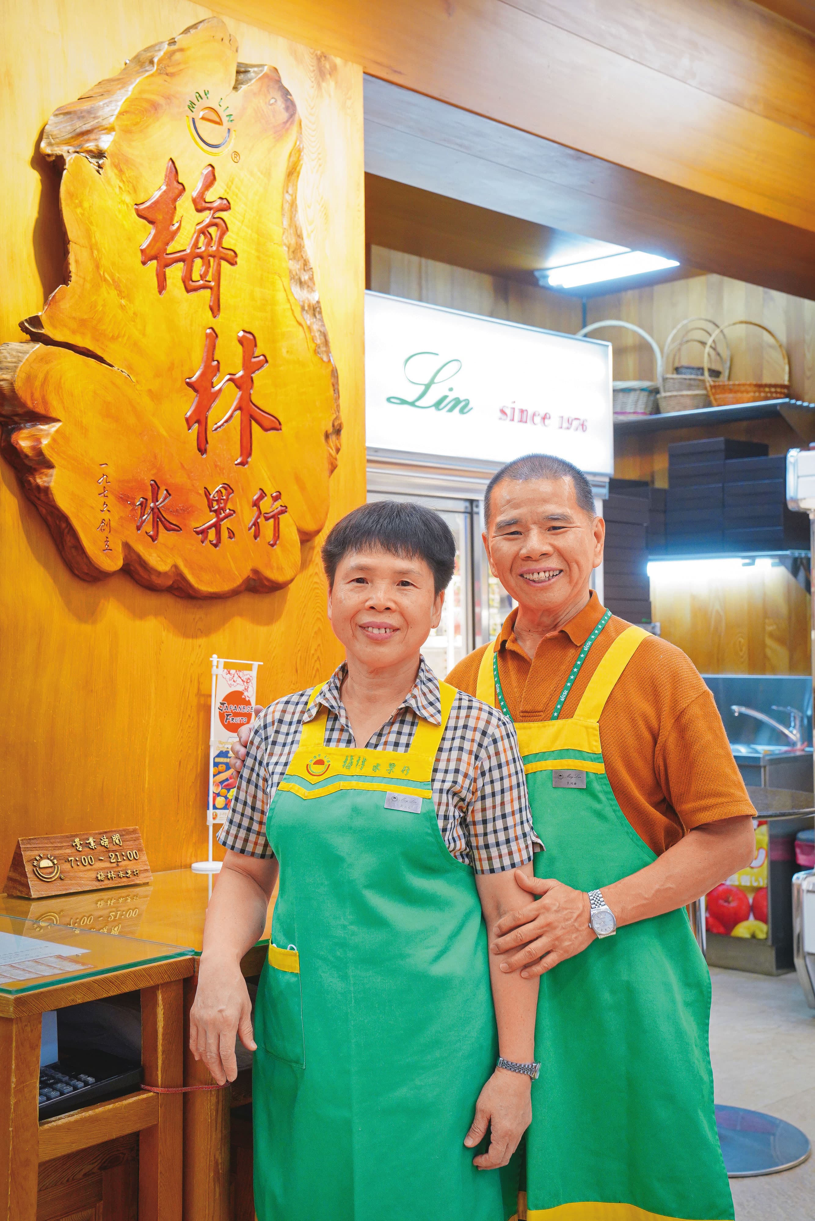第二代袁勝雄(右)與妻子李鴛鴦(左)如今已退休移居嘉義,採訪這天適逢端午節前,2人特別北上幫忙孩子盯緊細節。