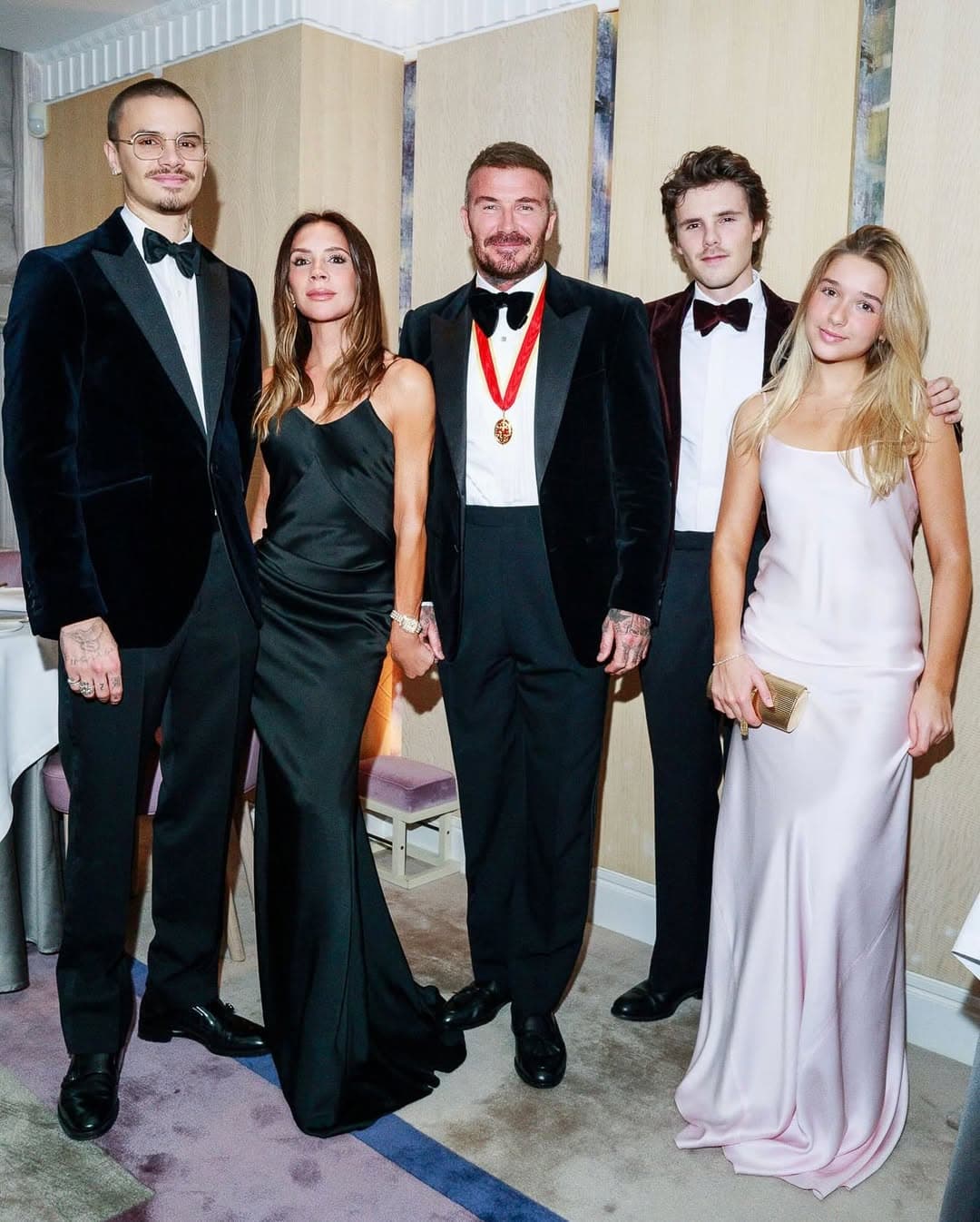 貝克漢今年11月封爵,全家人到場,就是少了布魯克林。(翻攝victoriabeckham IG)