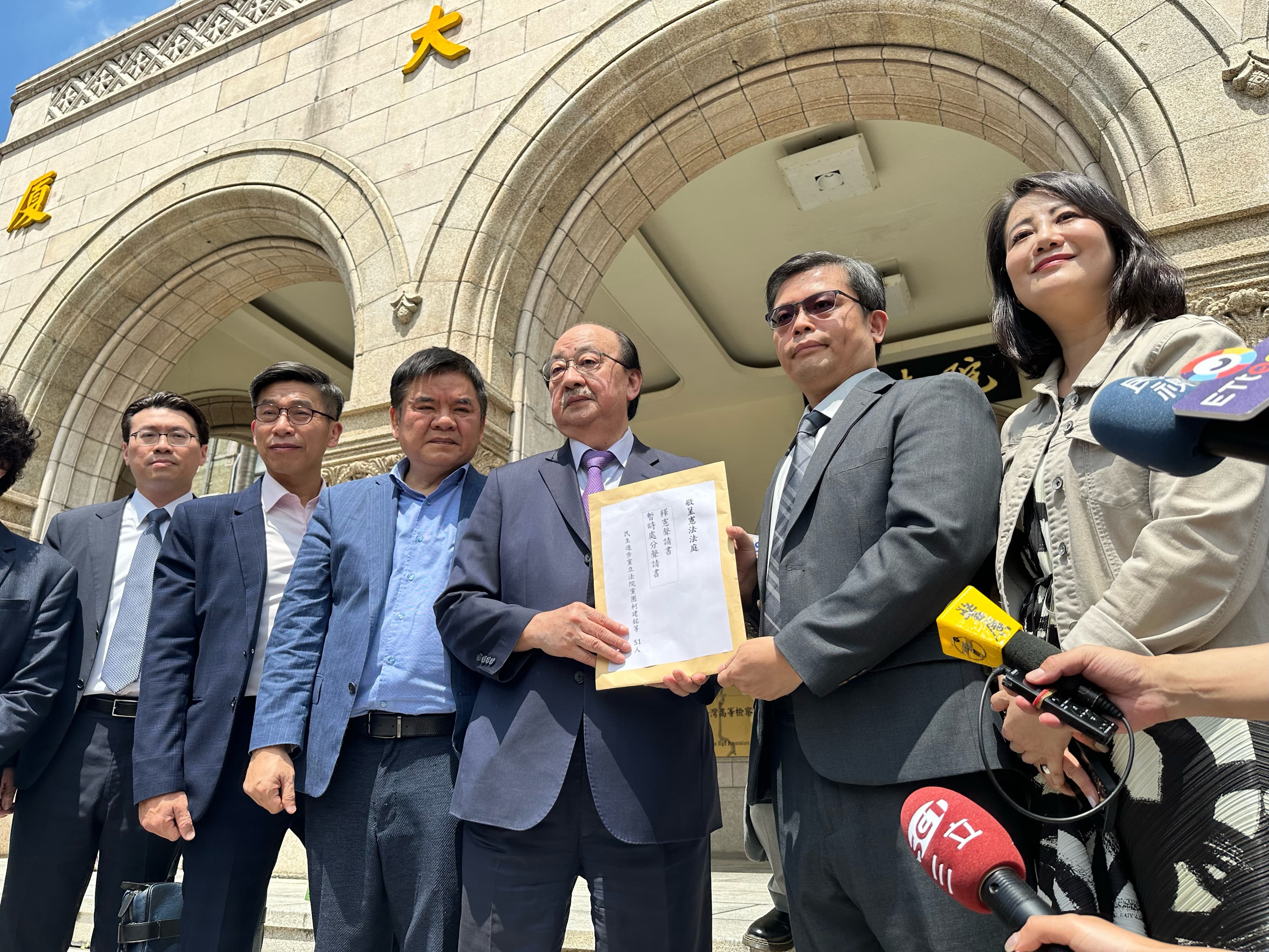 民進黨立院總召柯建銘提出聲請狀後由憲法法庭書記廳廳長楊皓清(右2)接待。