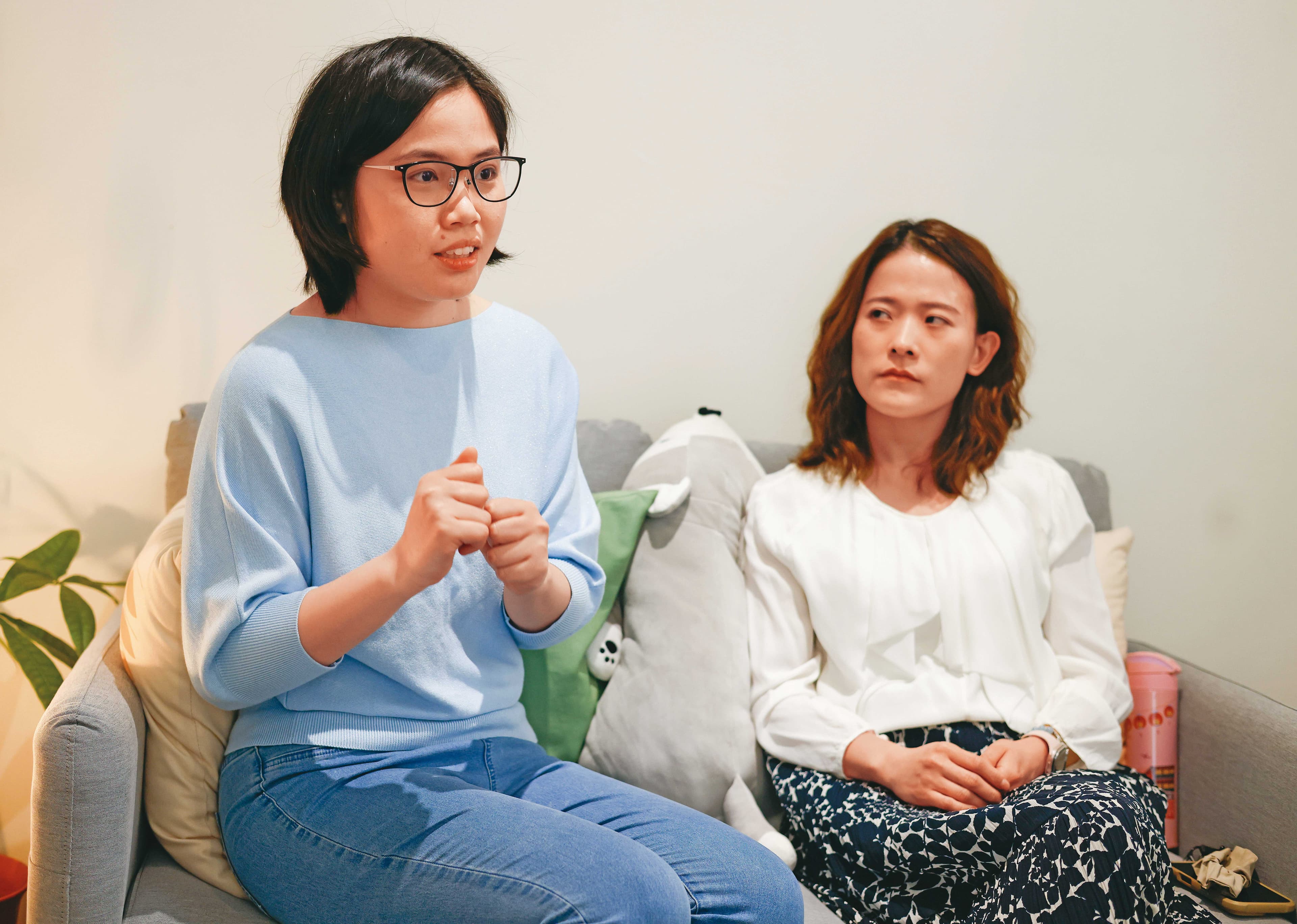 兒少權心會諮商心理師徐藝溶(左)、社工師林芮璿(右)說明性犯罪背後的深層心理與社會文化結構因素。
