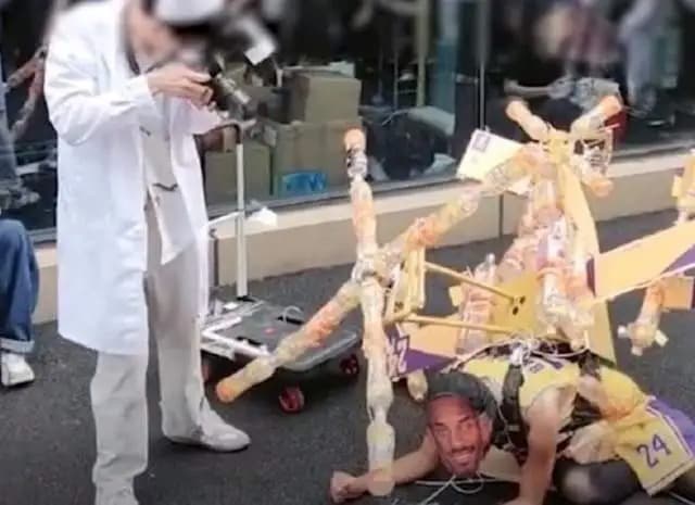 該Coser的夥伴打扮成醫護人員模樣,在一旁大拍特拍,完全不尊重死者、家屬以及球迷。(翻攝自微博)