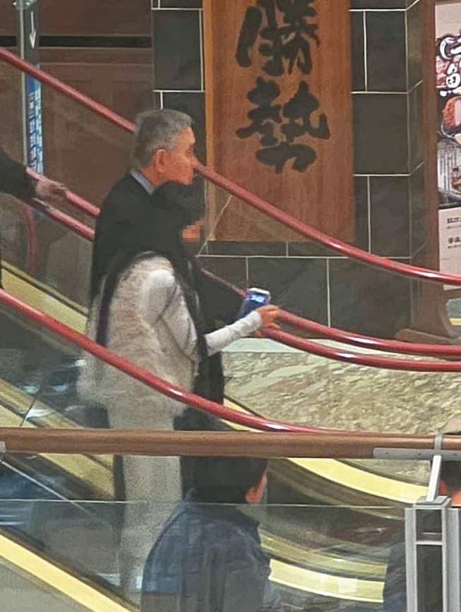 王文洋(左)與新女友(右)日前在商場逛街,兩人並肩,據悉已帶回家和王家人見面。(讀者提供)