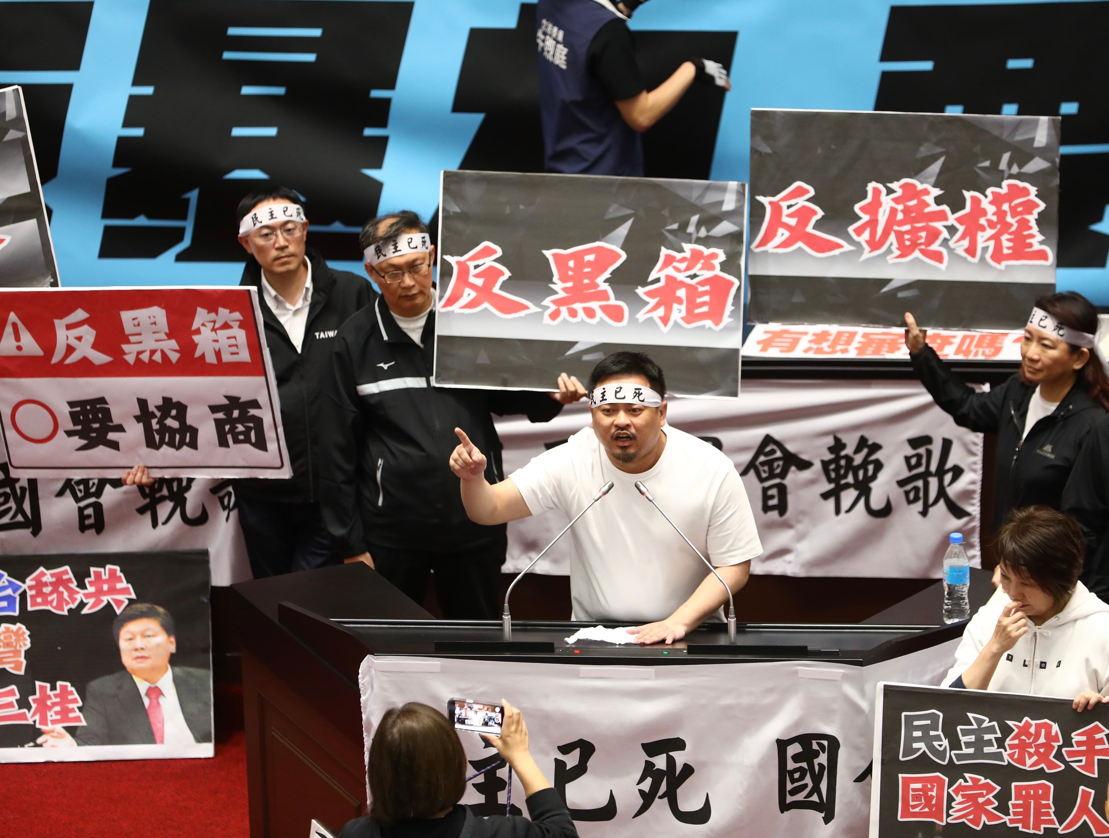 洪申翰痛斥,議會進行中不同黨派委員進進出出,議場內的人數兜不攏。