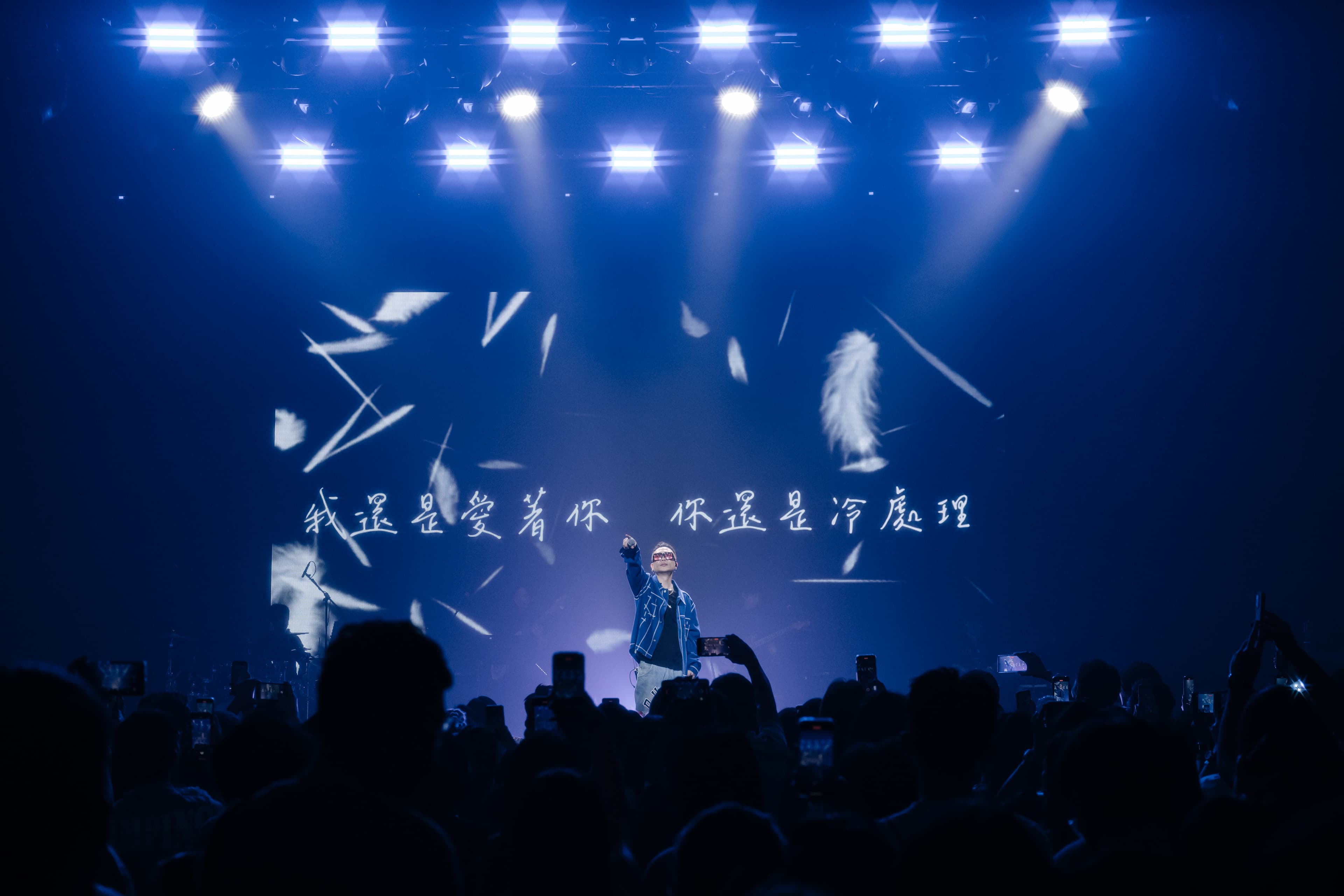 蕭秉治演唱〈還是愛著你〉全場大合唱氣氛超佳。(相信音樂提供)
