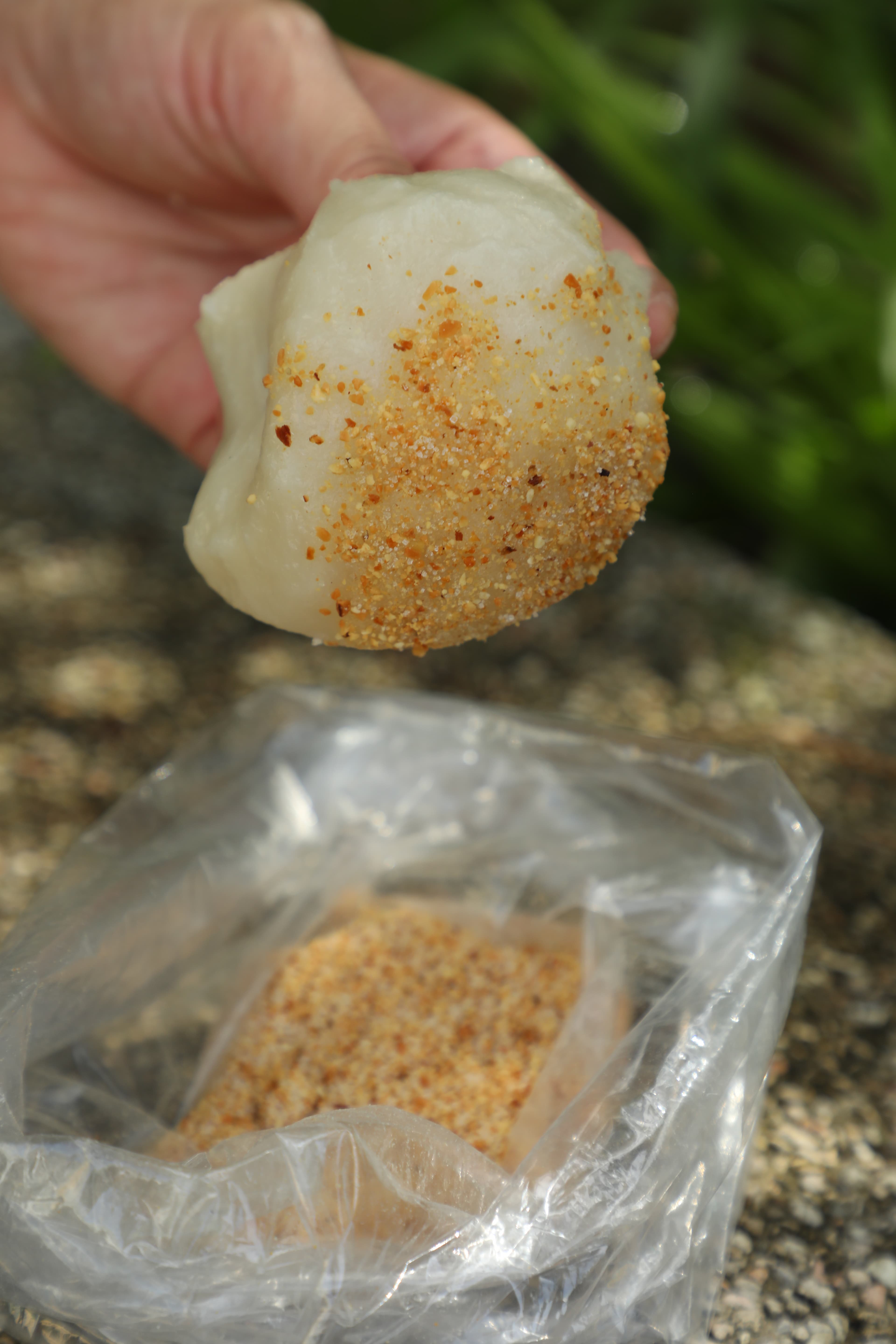 捏出一小塊麻糬沾花生粉,入口咀嚼真的滿足。