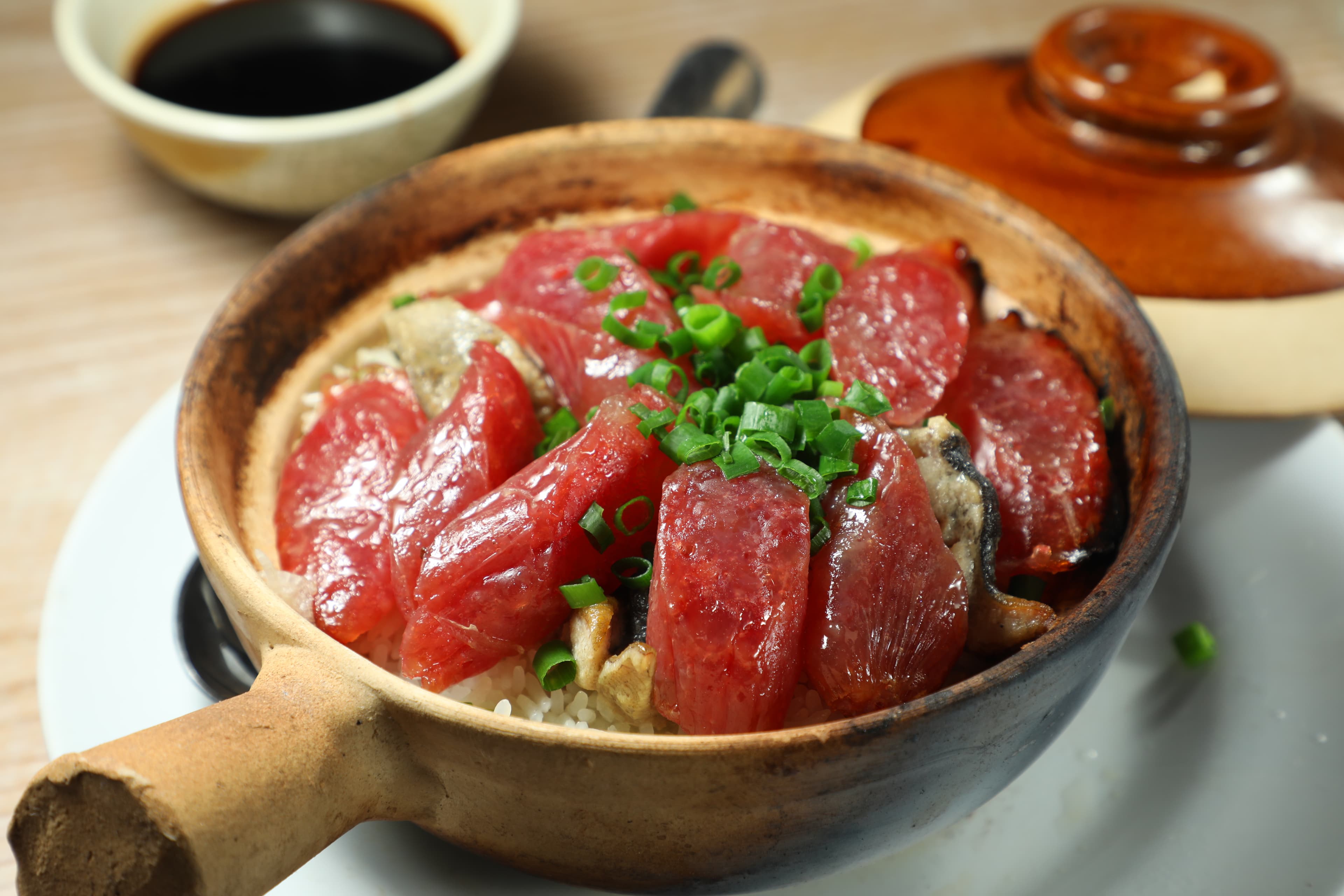 「臘腸黃鱔煲仔飯」的肥美黃鱔沒有腥味,口感絲滑,偏甜的臘腸淋上醬油剛剛好。(港幣88元/煲,約NT$330、黃鱔加價港幣20元/份,約NT$75)