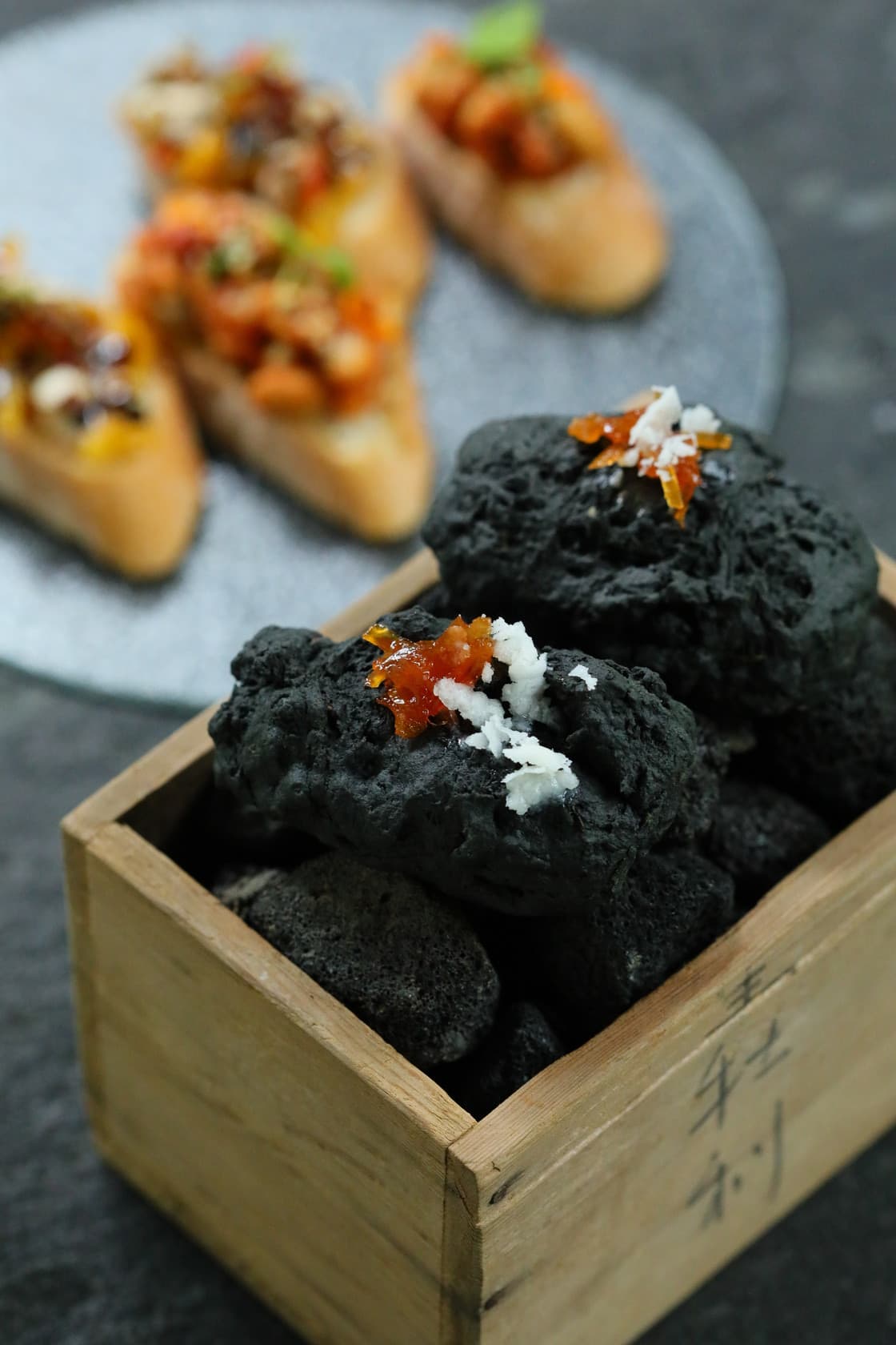 季節限定的「經典馬告木炭司康」以食用木炭呈現煤礦意象。(280元/份)