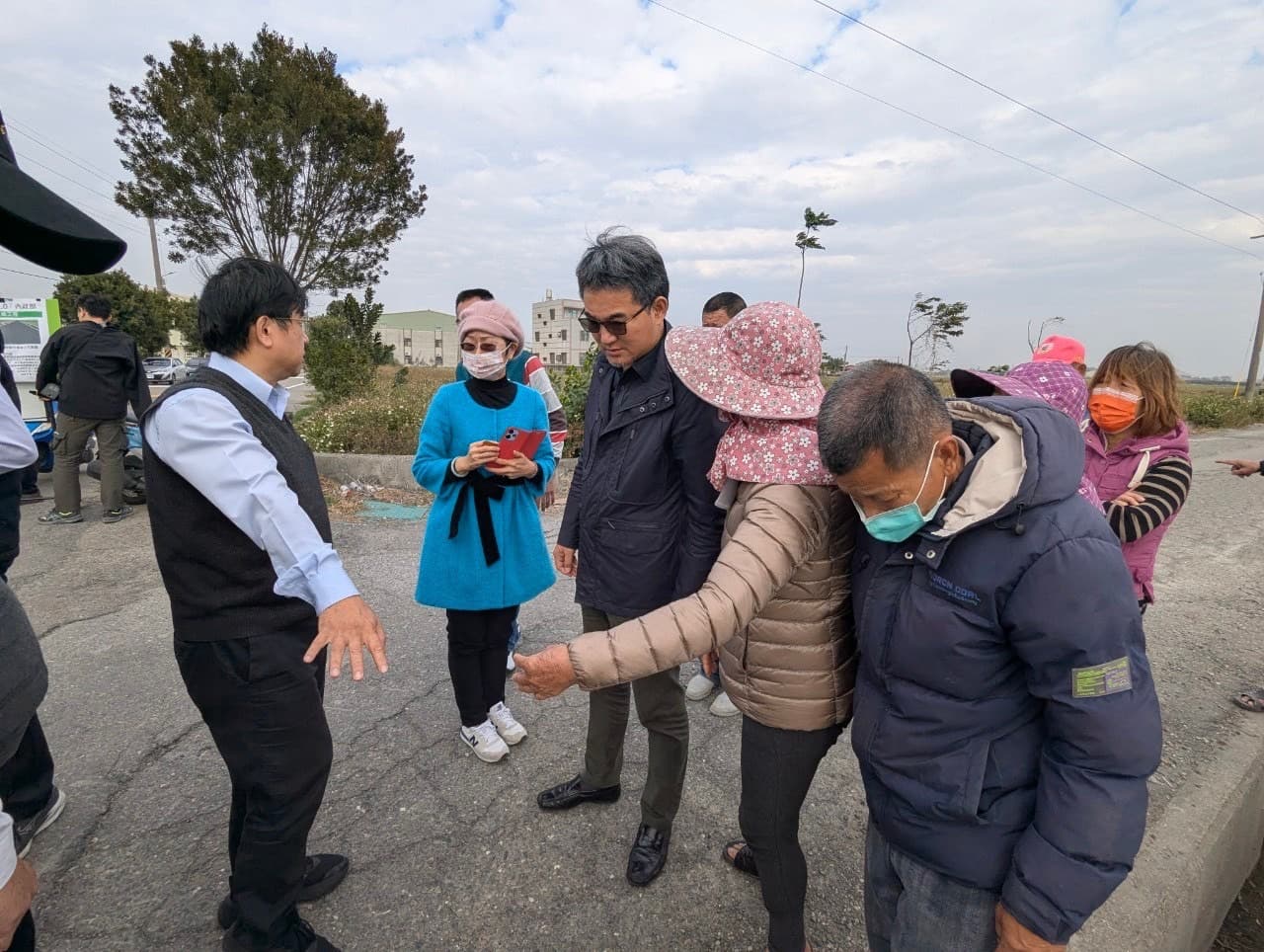 立委劉建國帶著鄉鎮長與國土署長,會勘道路。(讀者提供)