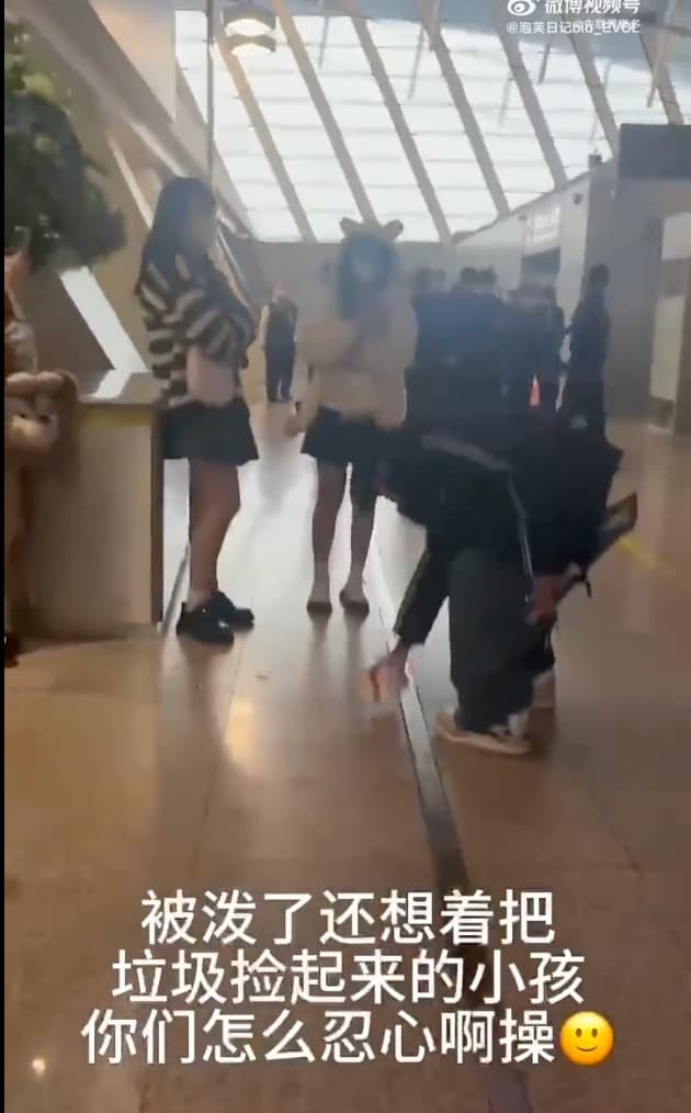 張星特被潑完水還主動撿起粉絲丟在地上的杯子。(網路圖片)