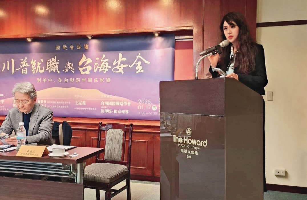 廖雨詩(右)表現出台派學者形象,卻被爆疑似收紅錢。(翻攝廖雨詩臉書)