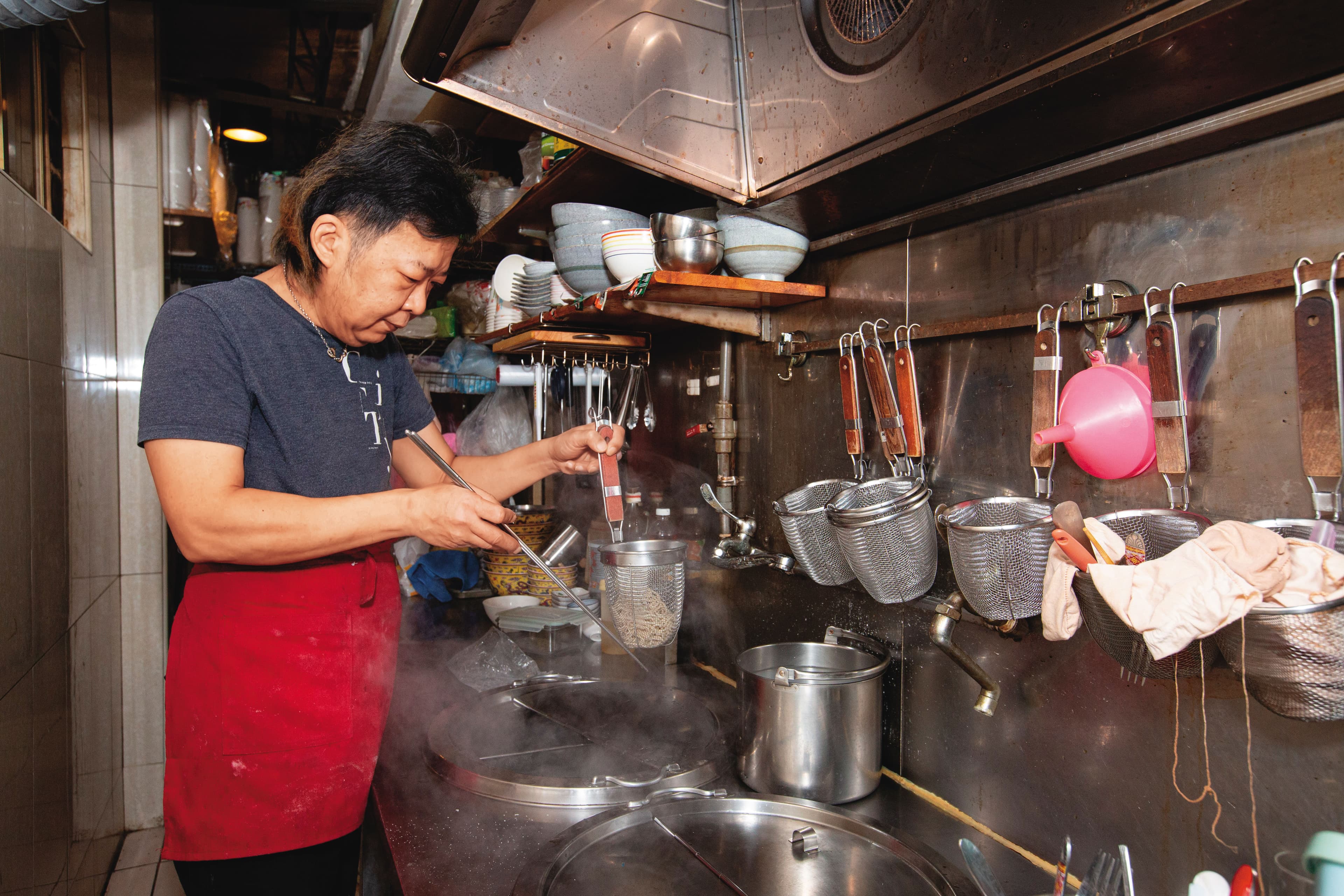 店面移到巷內後流失一些人潮,馬光耀增賣牛肉麵、水餃。