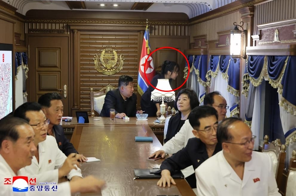 金正恩偕愛女金主愛訪問中國,官媒曝光金正恩返回北韓的畫面,均可見金主愛身影。(翻攝自朝中社官網)