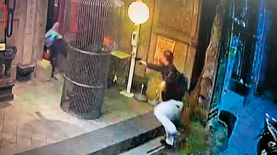 萬華在地幫派角頭為爭奪地盤,時常開槍、鬥毆。(翻攝畫面)