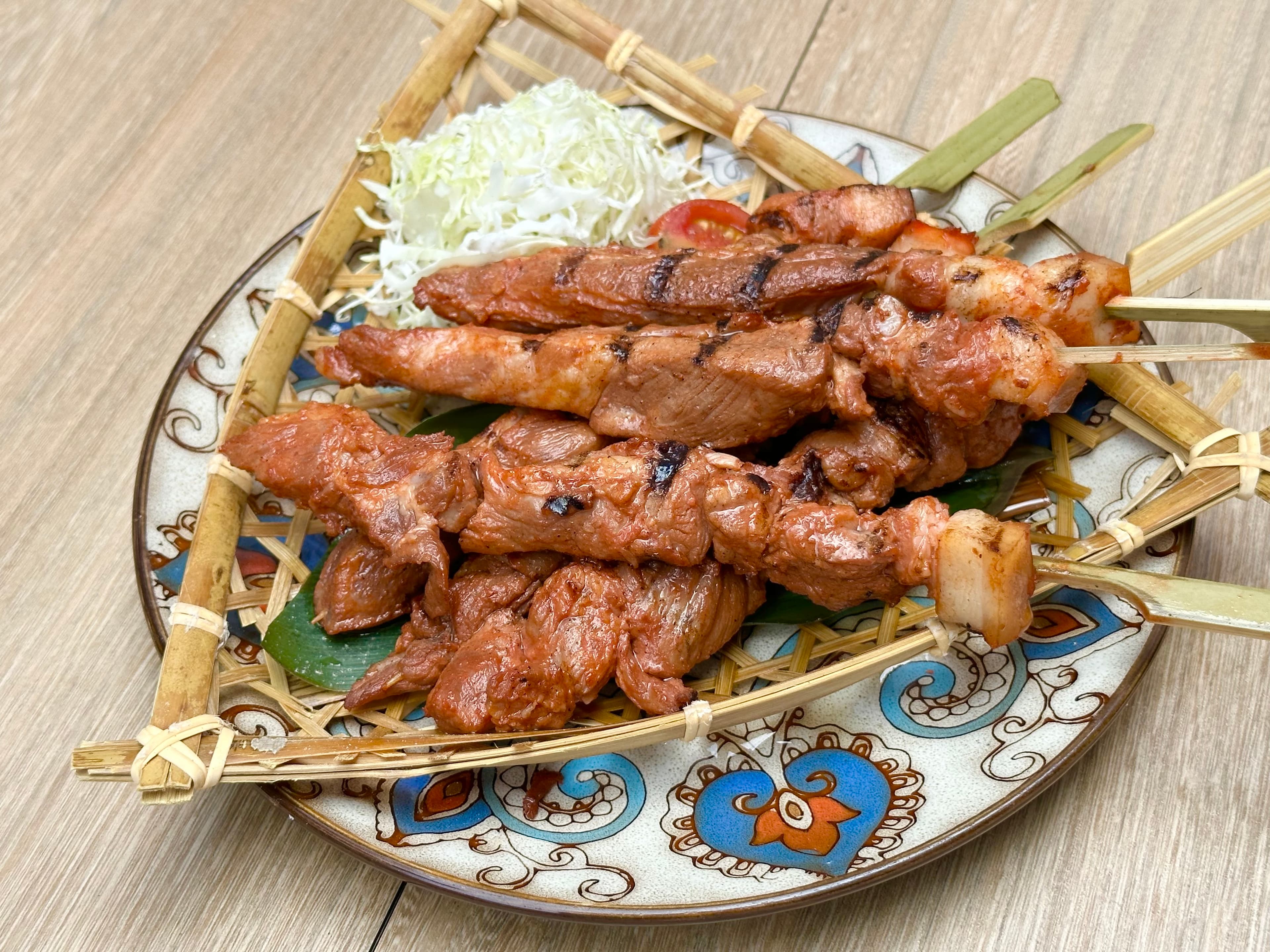 「菲律賓式街頭豬肉串」肉質嫩軟不柴,甜鹹好入口。