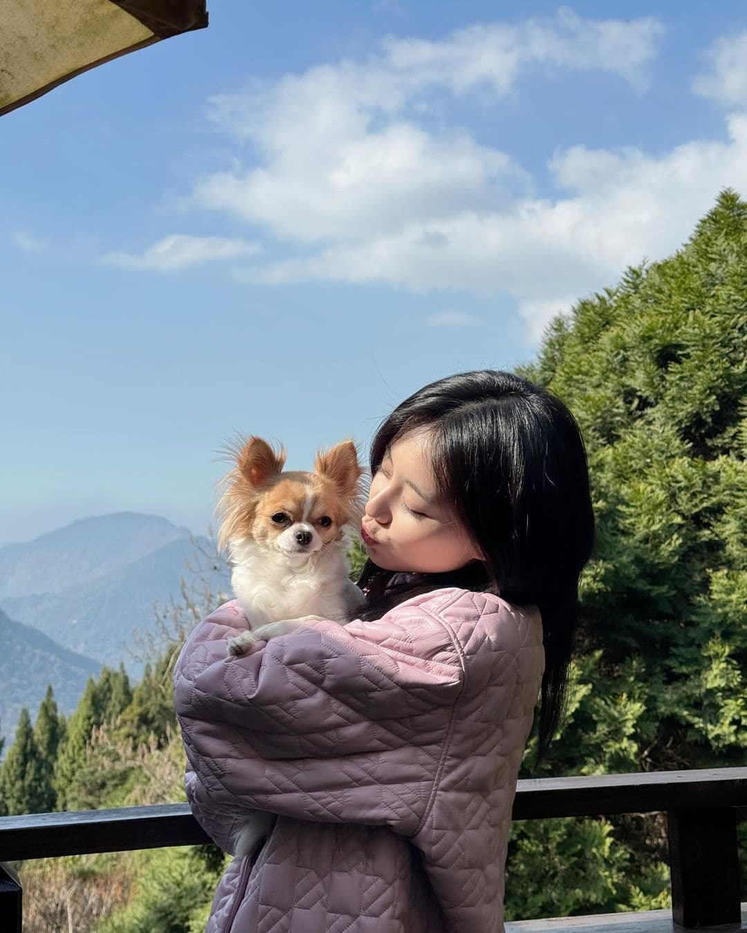 子瑜回台度假與愛犬黏TT。(翻攝子瑜INS)