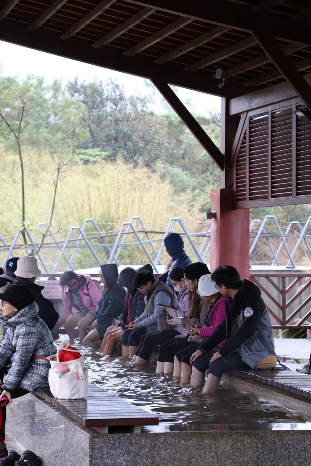 「大鵬足湯公園」在冬日即使是平日前往,也是滿滿人潮。
