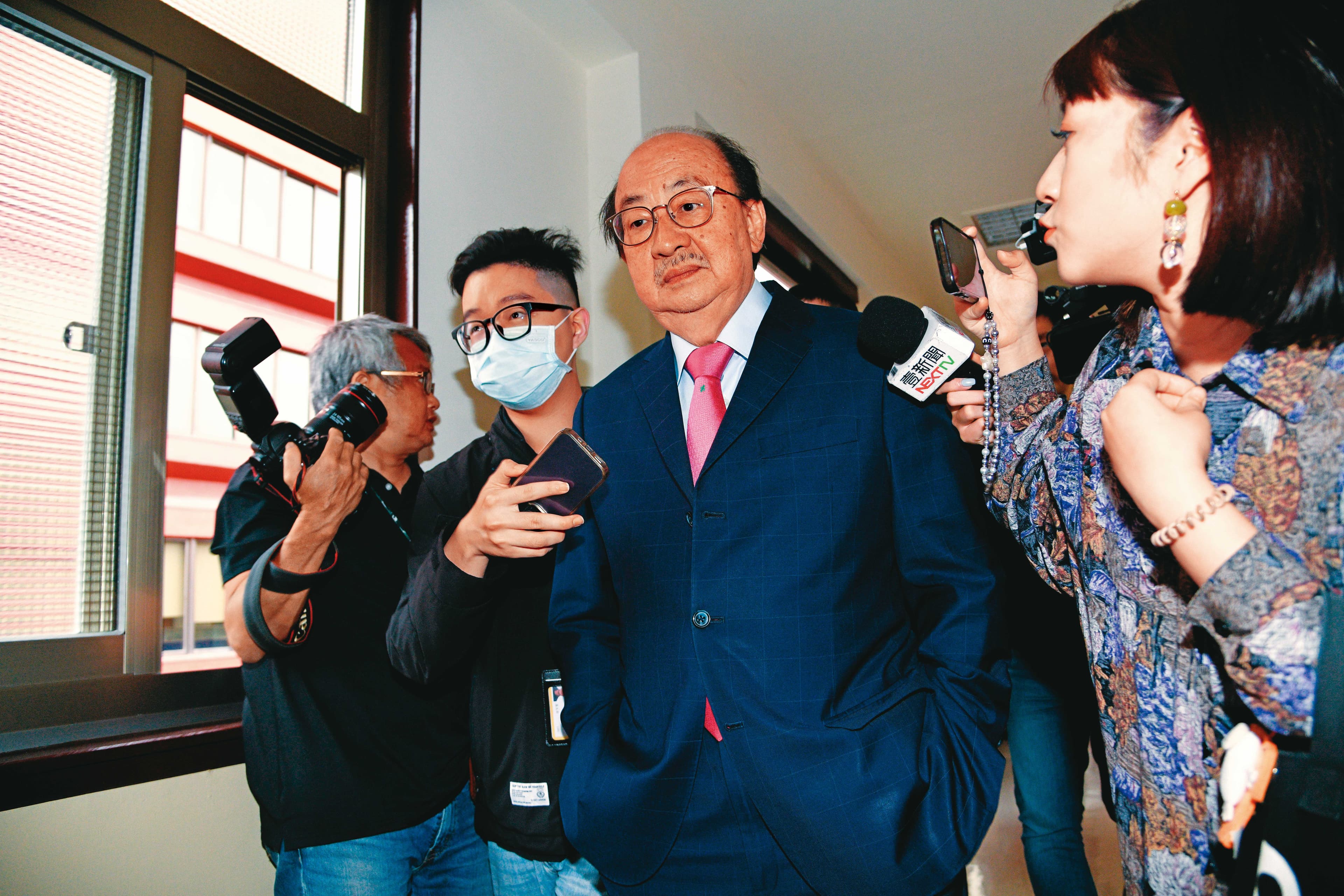 立委柯建銘(中)2004年曾針對〈319槍擊事件真相調查特別委員會條例〉,召集綠委聲請大法官解釋,解決爭議。