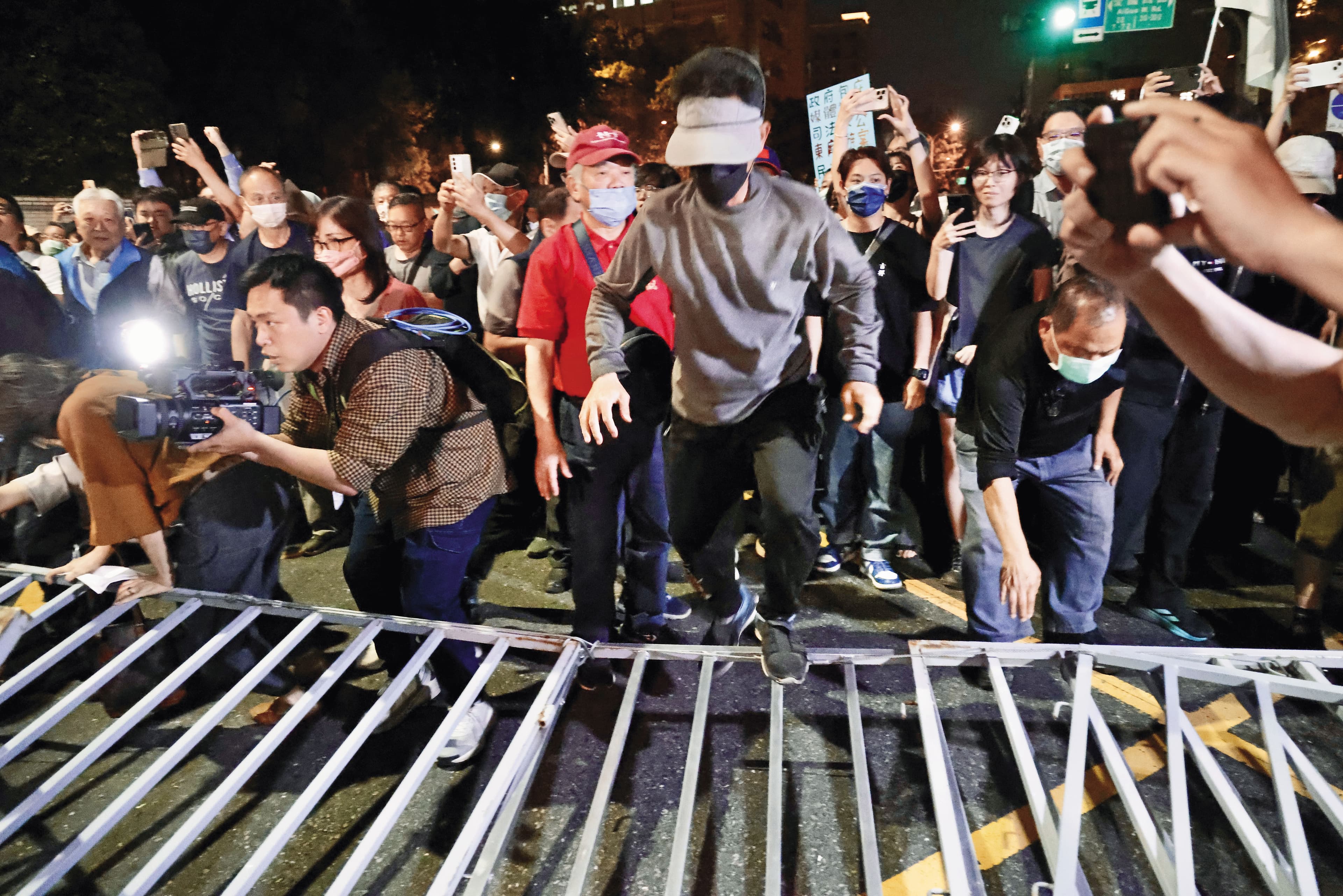 藍營號召支持者赴北檢抗議並推倒拒馬,警方蒐證完畢後將移送法辦。