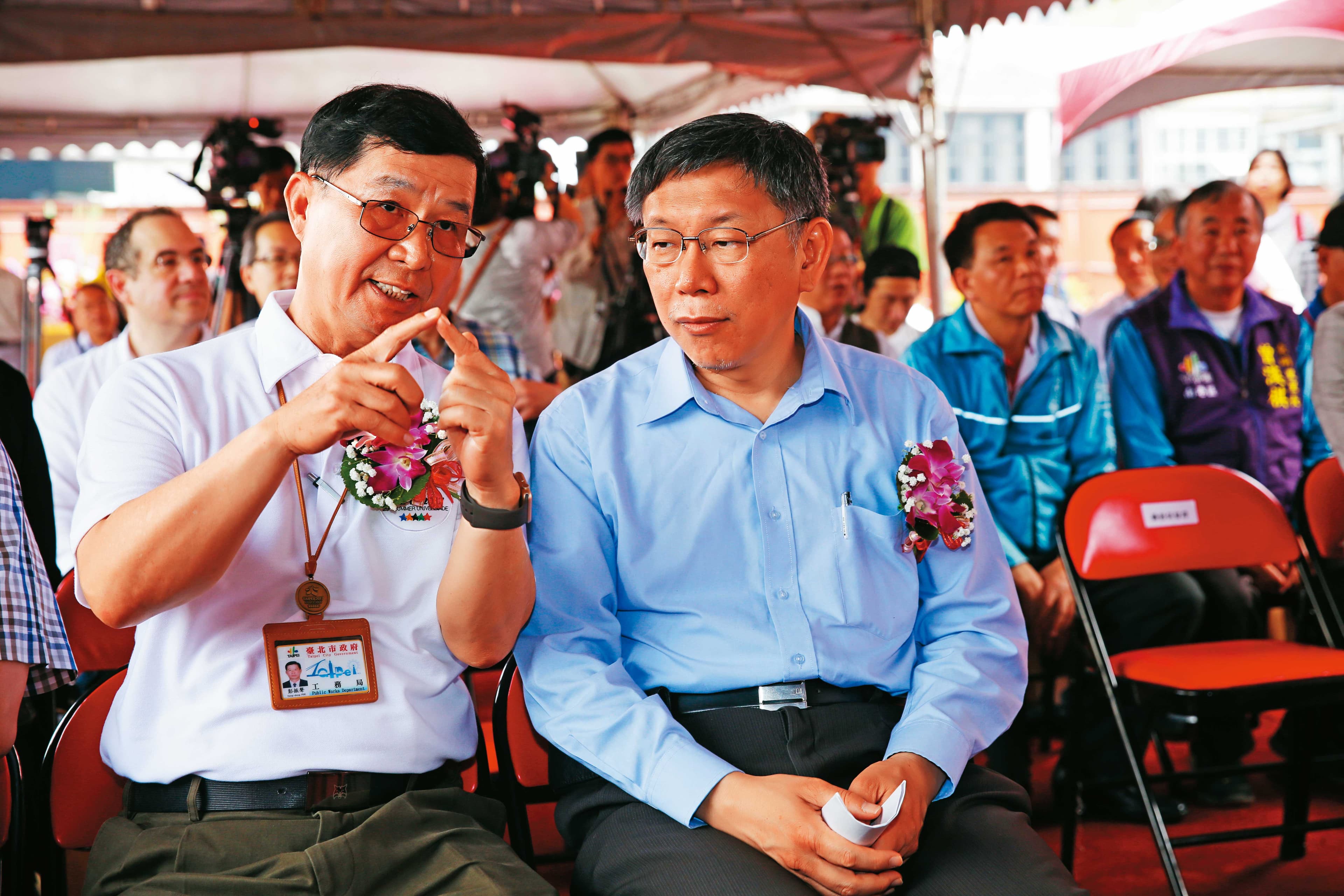 京華城申請及獲容積獎勵時,都委會主委由時任台北市副市長的彭振聲(左)兼任。右為當時市長柯文哲。